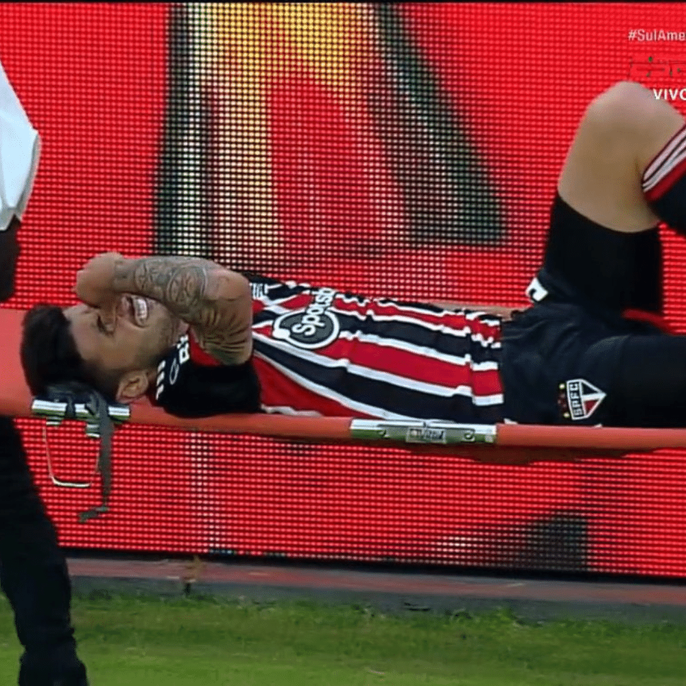 Beraldo deixa jogo contra a LDU chorando e preocupa o São Paulo