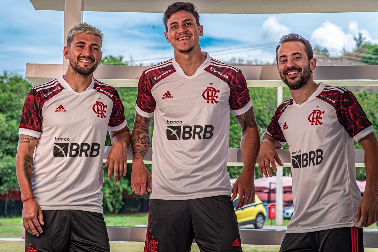 Flamengo em 2023  Roupas do flamengo, Camiseta do flamengo