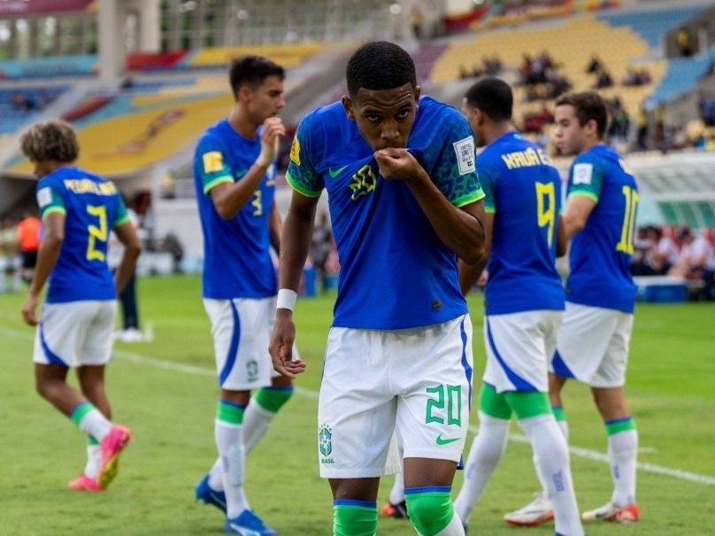 Estêvão rasga roteiro com dois gols, Brasil bate Equador e vai às