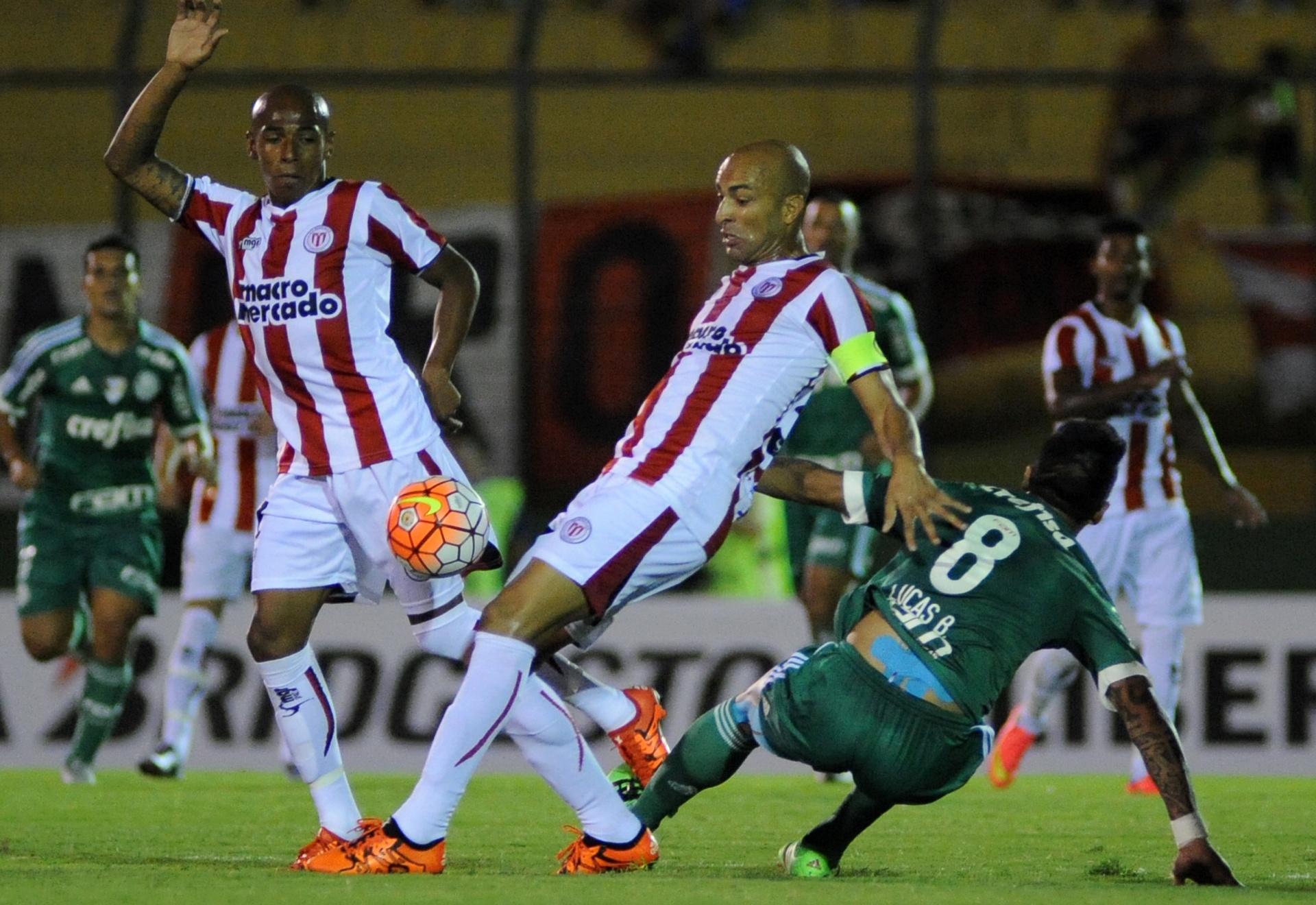 Palmeiras cede empate duas vezes e tropeça na estreia da Libertadores