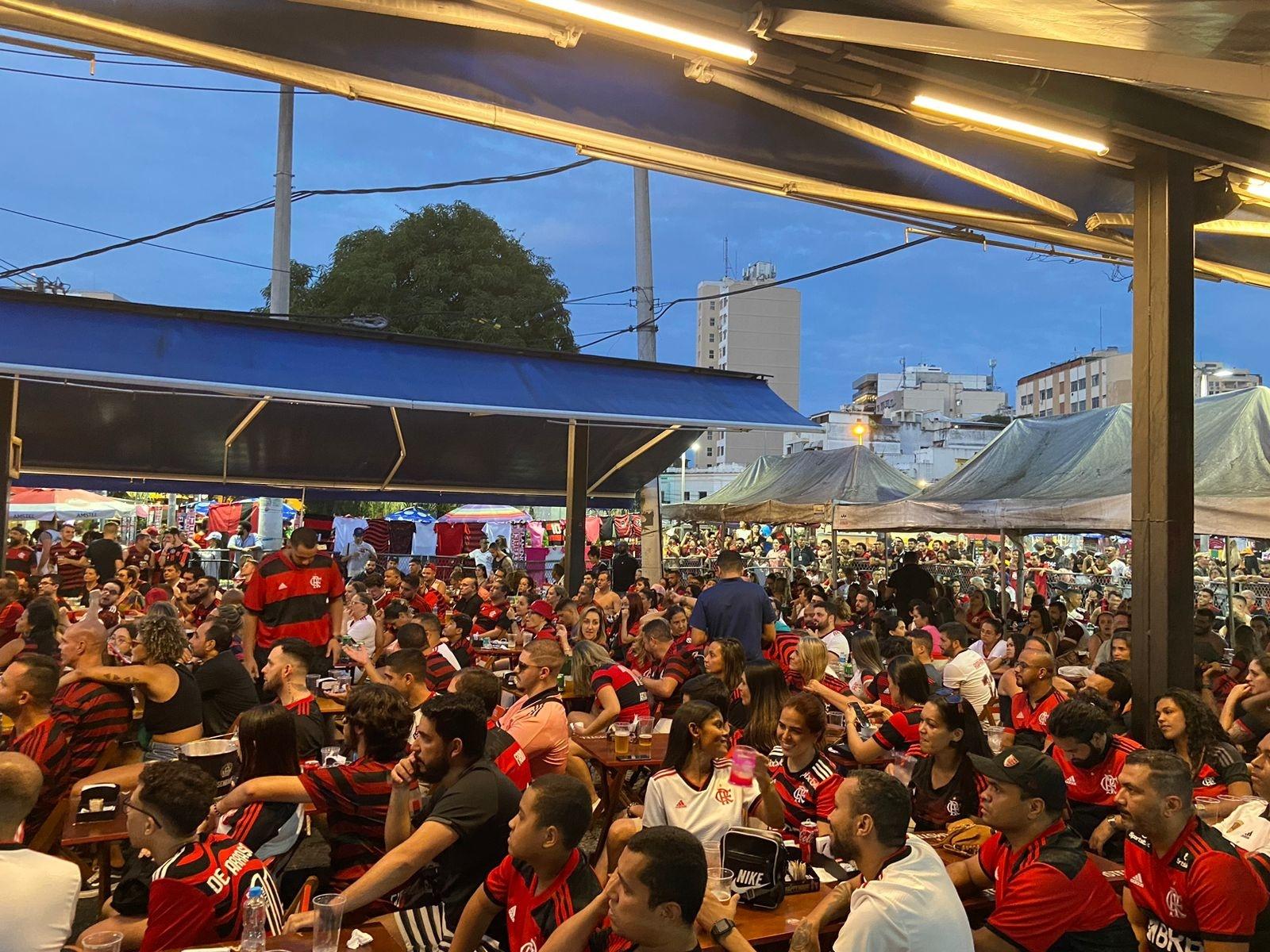 Torcedores do Flamengo criticam promessa da base que saiu do clube