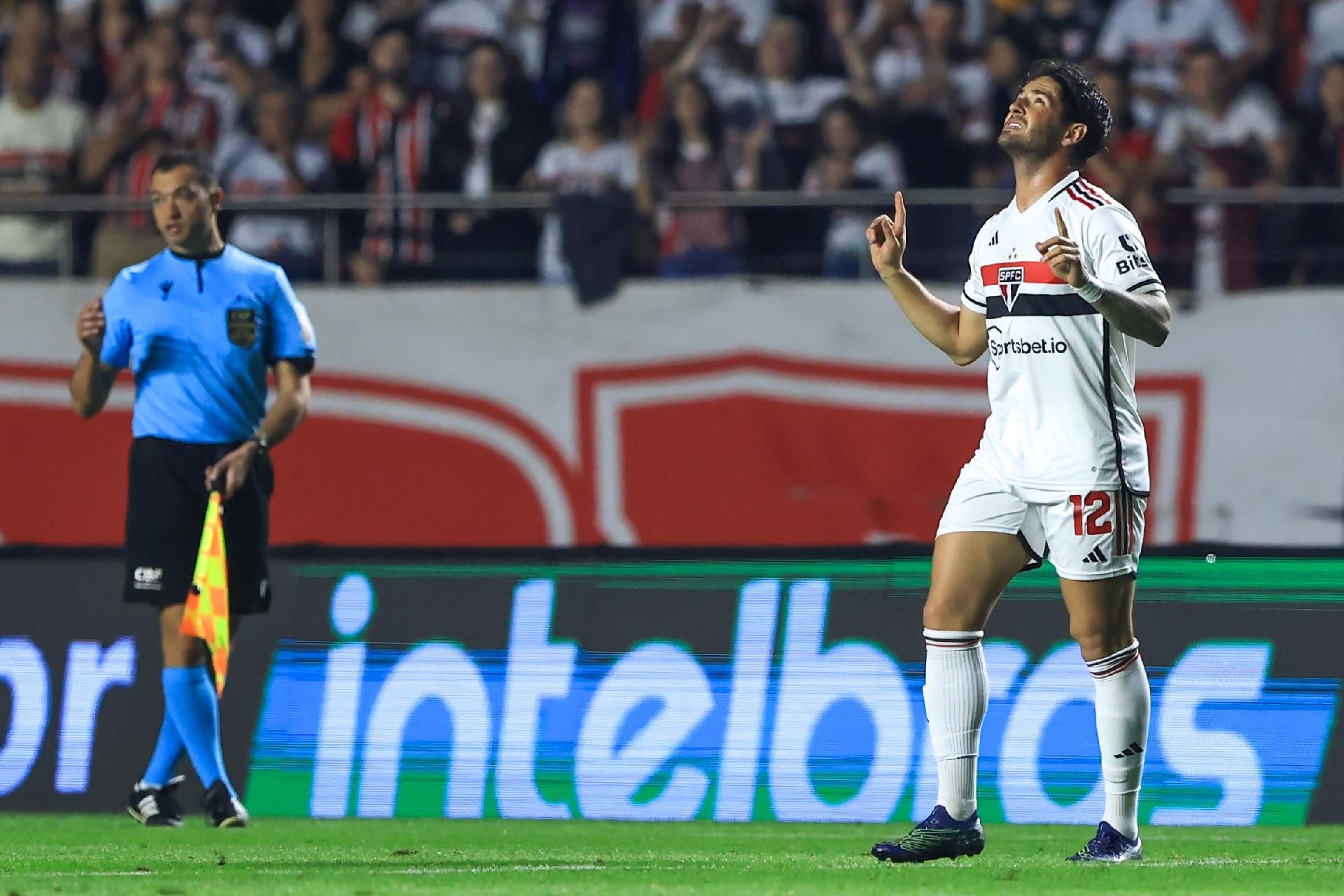 Apresentado no São Paulo, Pato quebra protocolo antes de vestir a