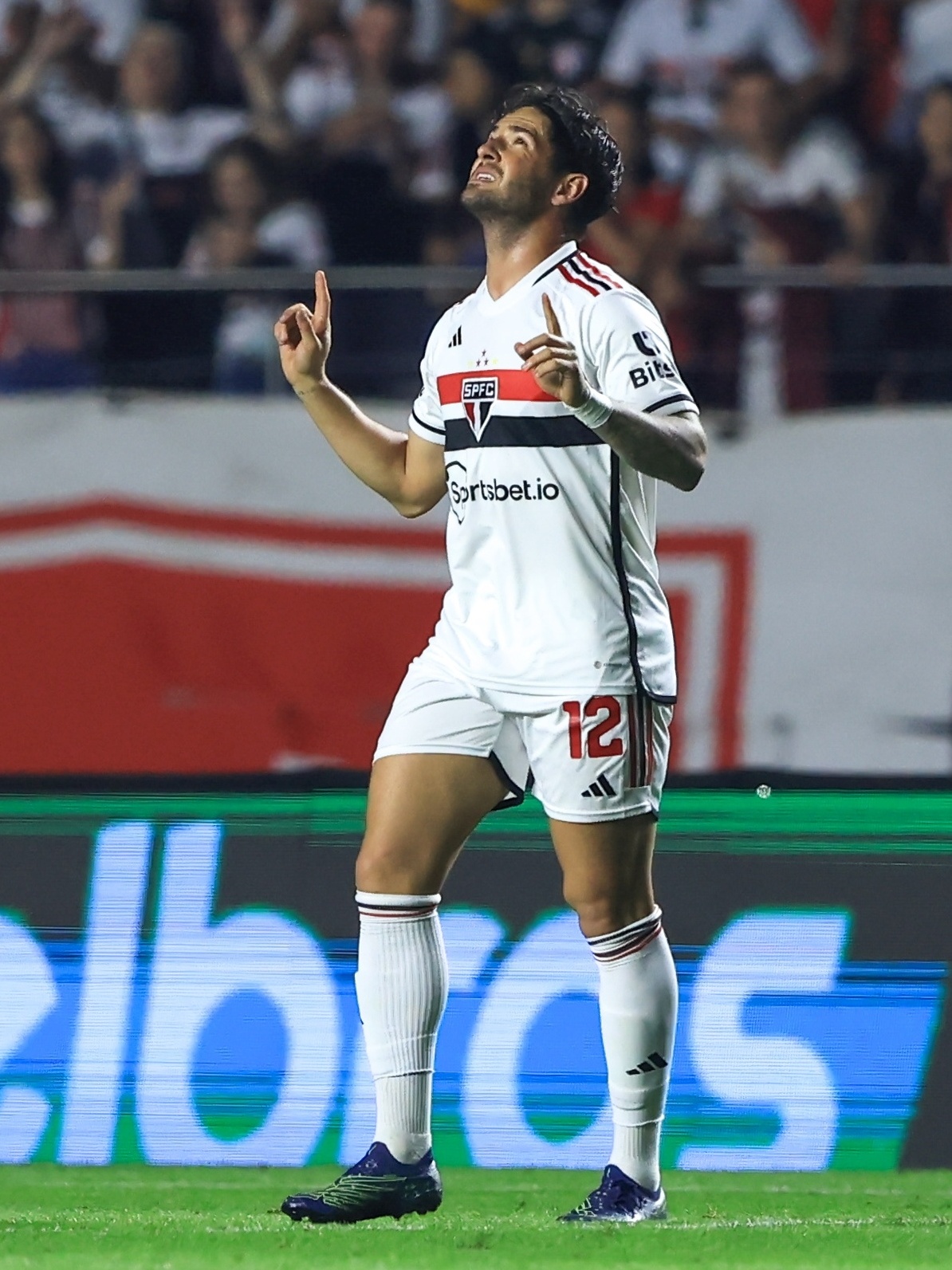 Apresentado no São Paulo, Pato quebra protocolo antes de vestir a