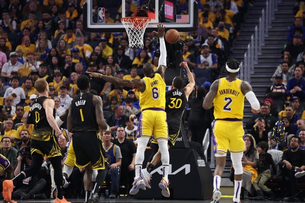 Resumo da NBA: Lakers e Warriors vencem e acirram corrida pelos Playoffs no  Oeste