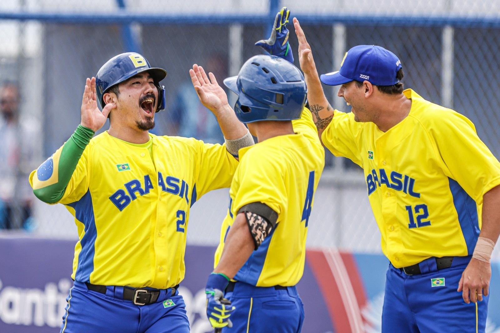 Jogador De Beisebol. Dia Do Jogo. Baixar Uma Foto De Alta