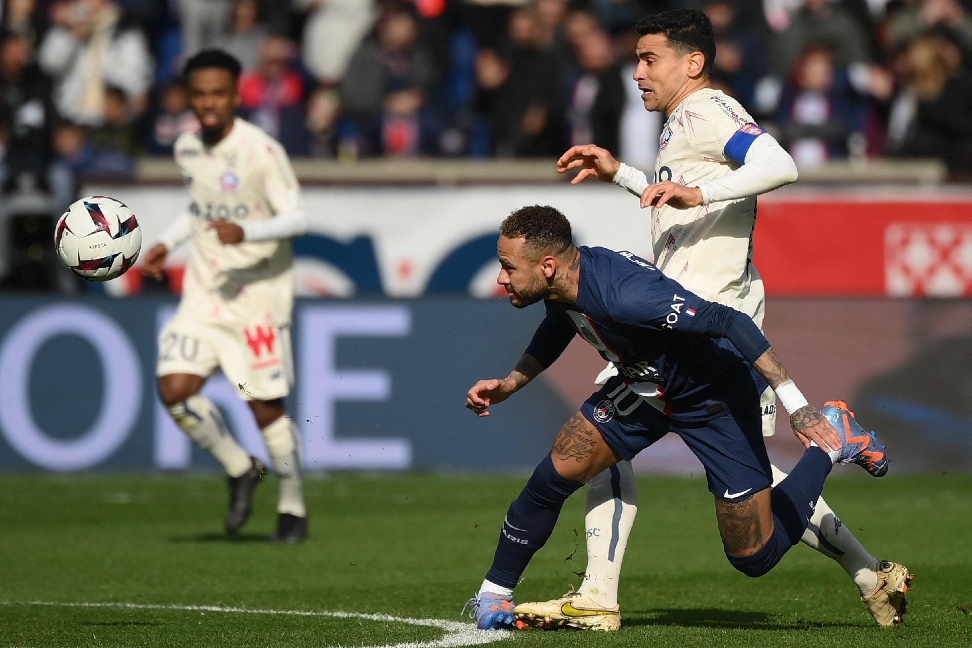 França: técnico sensação é mais novo que Neymar e paga multa todo jogo