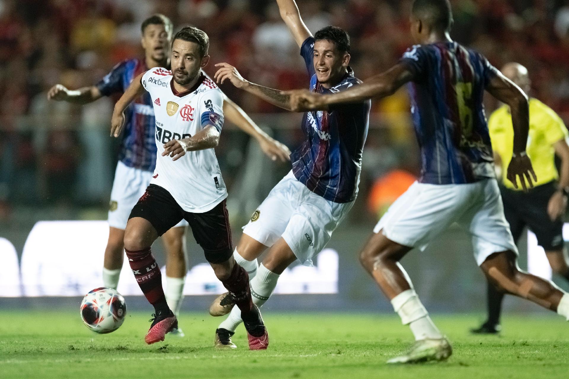 Thiago Maia escolhe música no Flamengo e avisa: 'Bola passa, jogador, não