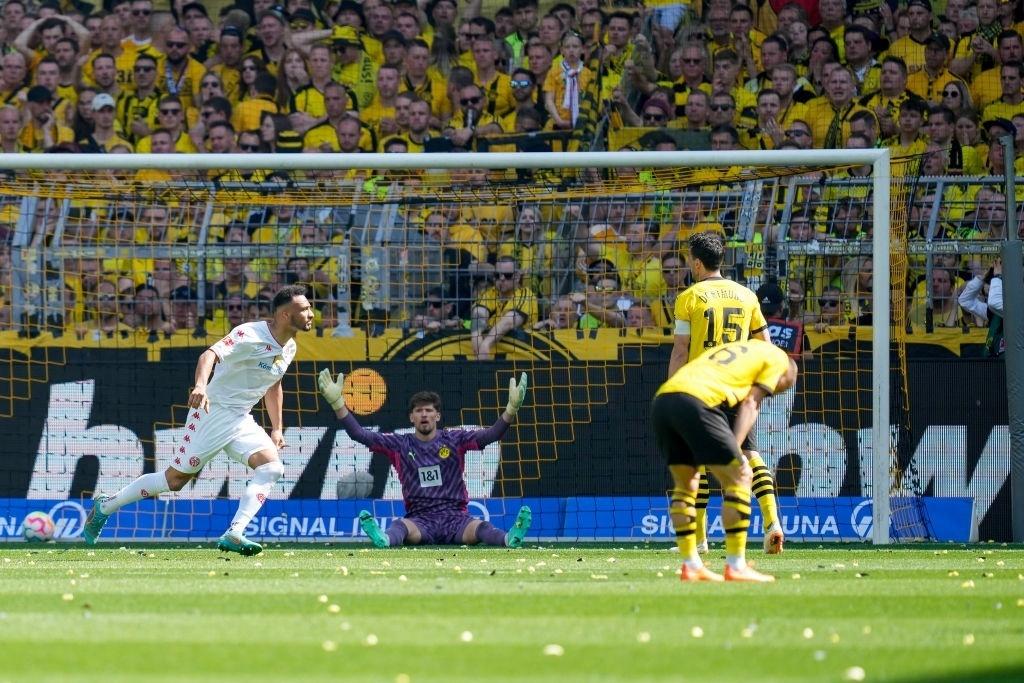 Bayern é campeão alemão após tropeço do Borussia Dortmund e mantém