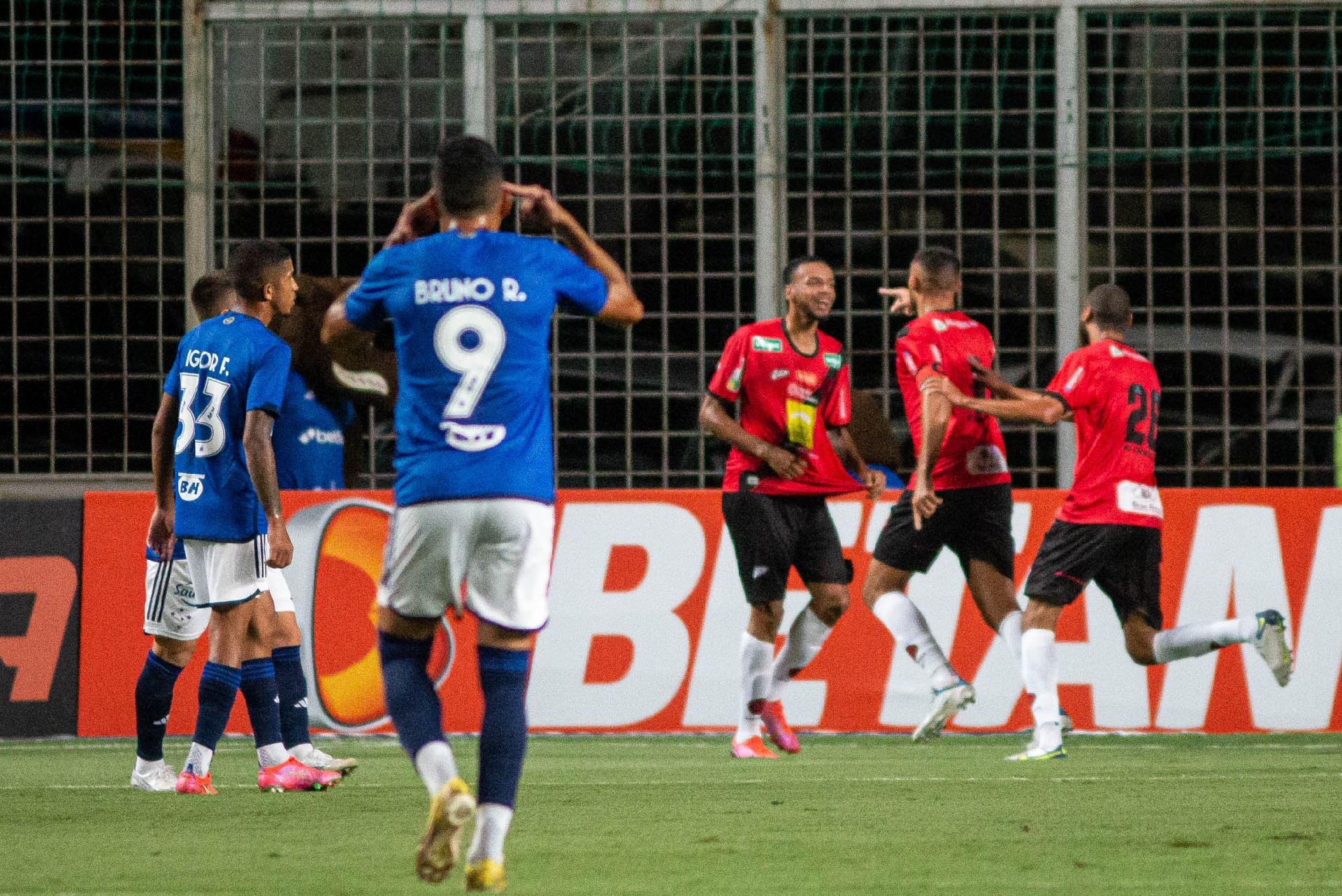 Cruzeiro joga mal, perde para o Pouso Alegre e aumenta sequência negativa  no Mineiro - Lance!