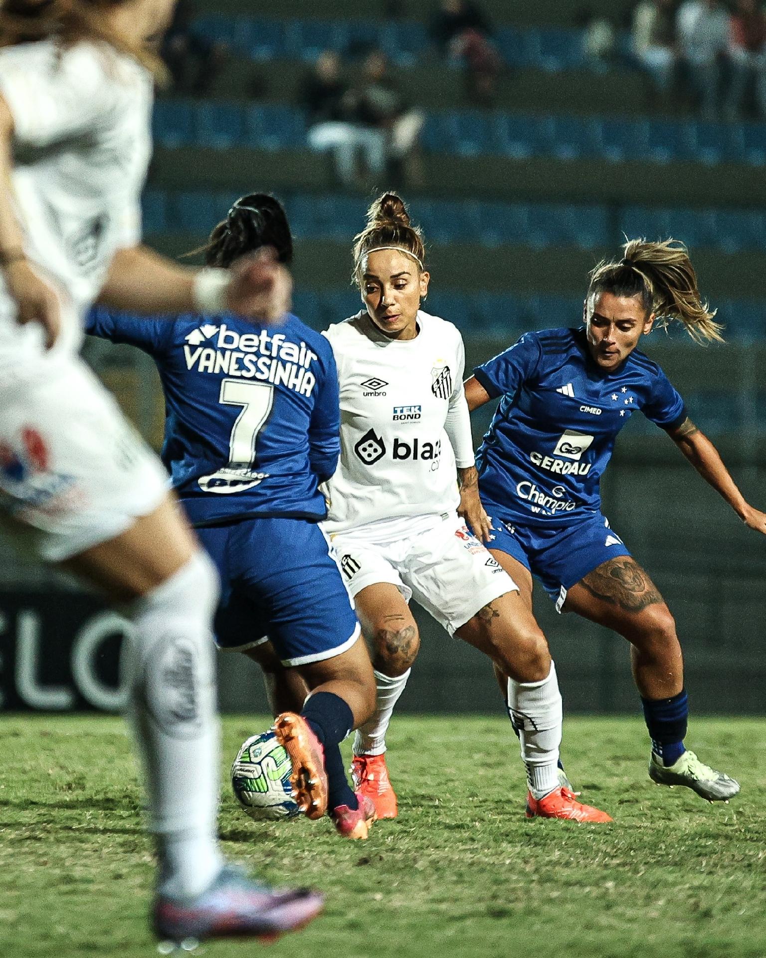 Cruzeiro e Santos raposa vence e assume ponta do Brasileirão