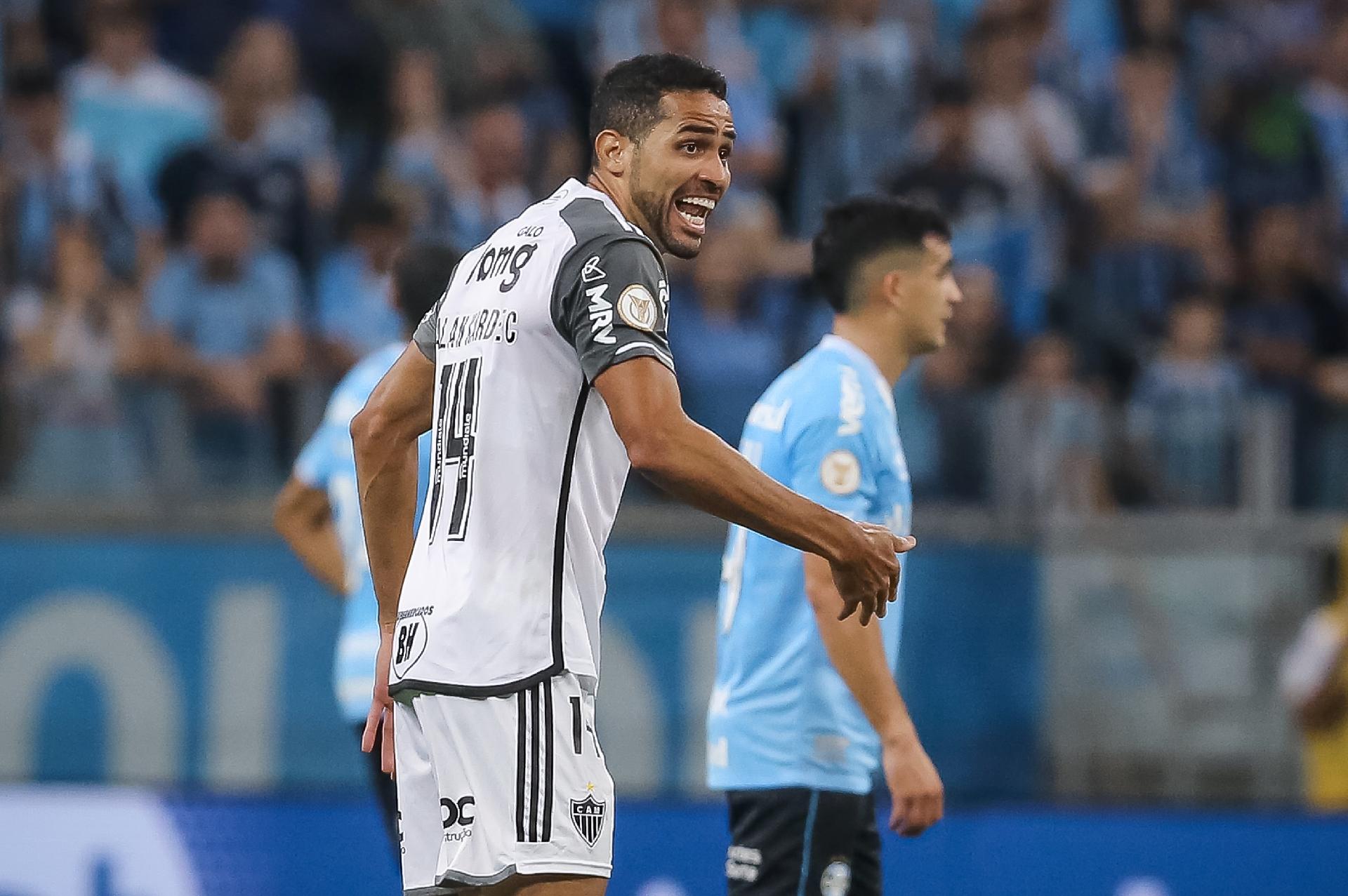 Atlético vence, dispara na liderança e afunda Grêmio na crise; veja os gols