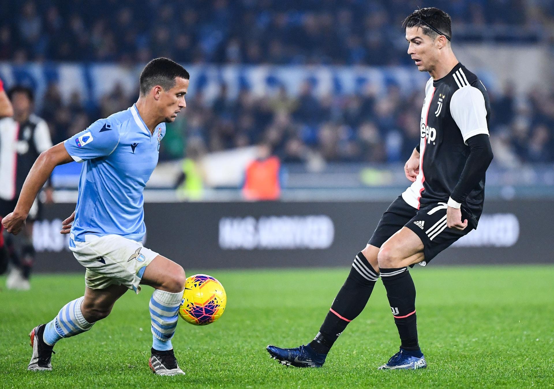 Tottenham conta com empate do Arsenal para assumir liderança do Inglês;  United ganha de virada - Esportes - R7 Futebol