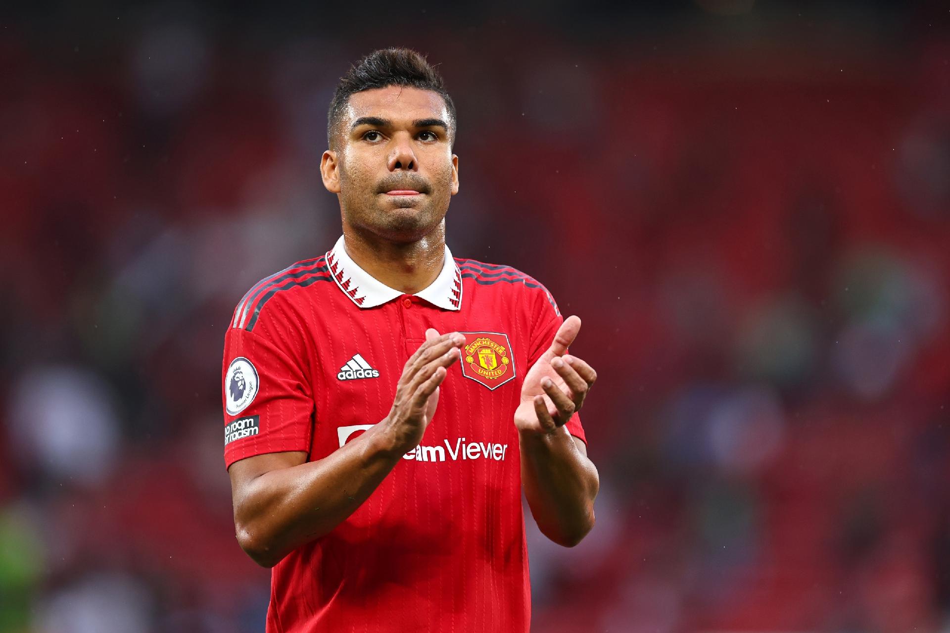 Casemiro enforca adversário e é expulso em jogo do Manchester United