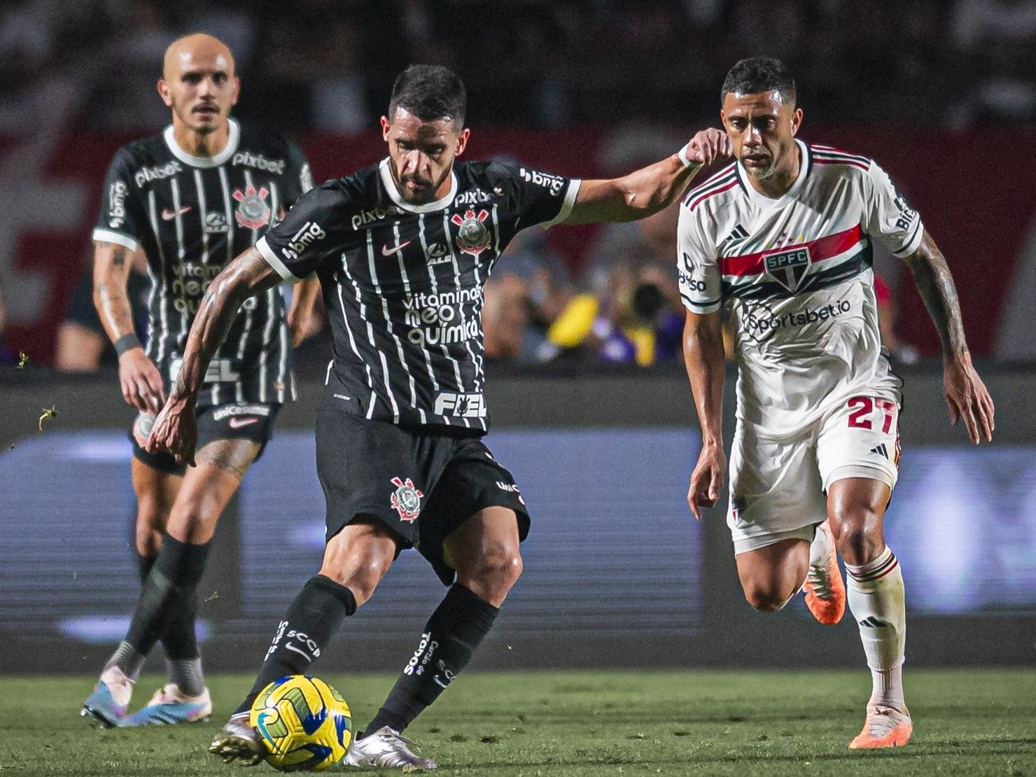 Corinthians joga como pequeno contra o São Paulo. Juiz ajuda. Luxa