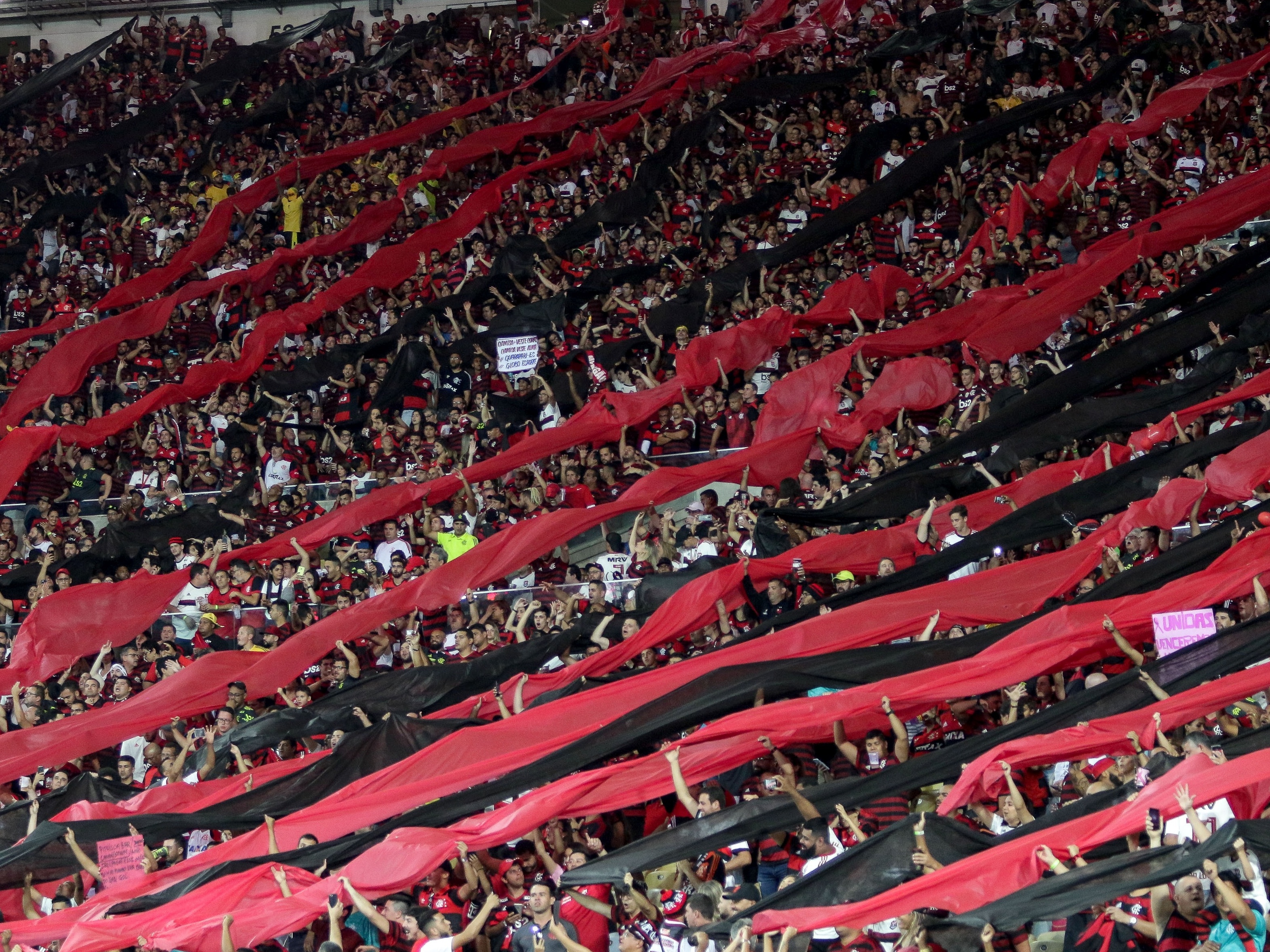 Torcida, palmas e bolão: como foi ver o jogo do Brasil dentro de um avião -  24/07/2023 - UOL Nossa