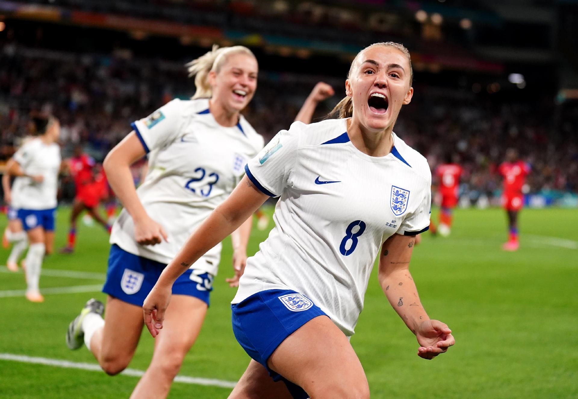 City usa titulares, sofre no fim e empata último jogo antes do Mundial