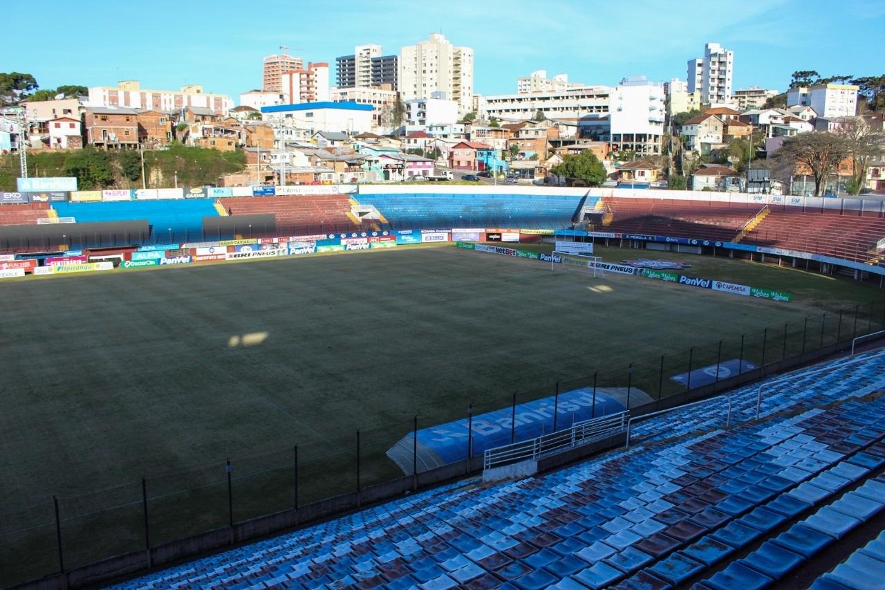 Médico do Caxias pede demissão após ser afastado dos jogos por