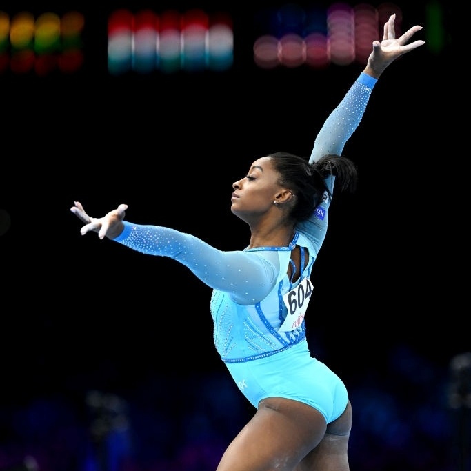 Simone Biles dá show, repete 'salto perfeito' e lidera o Mundial