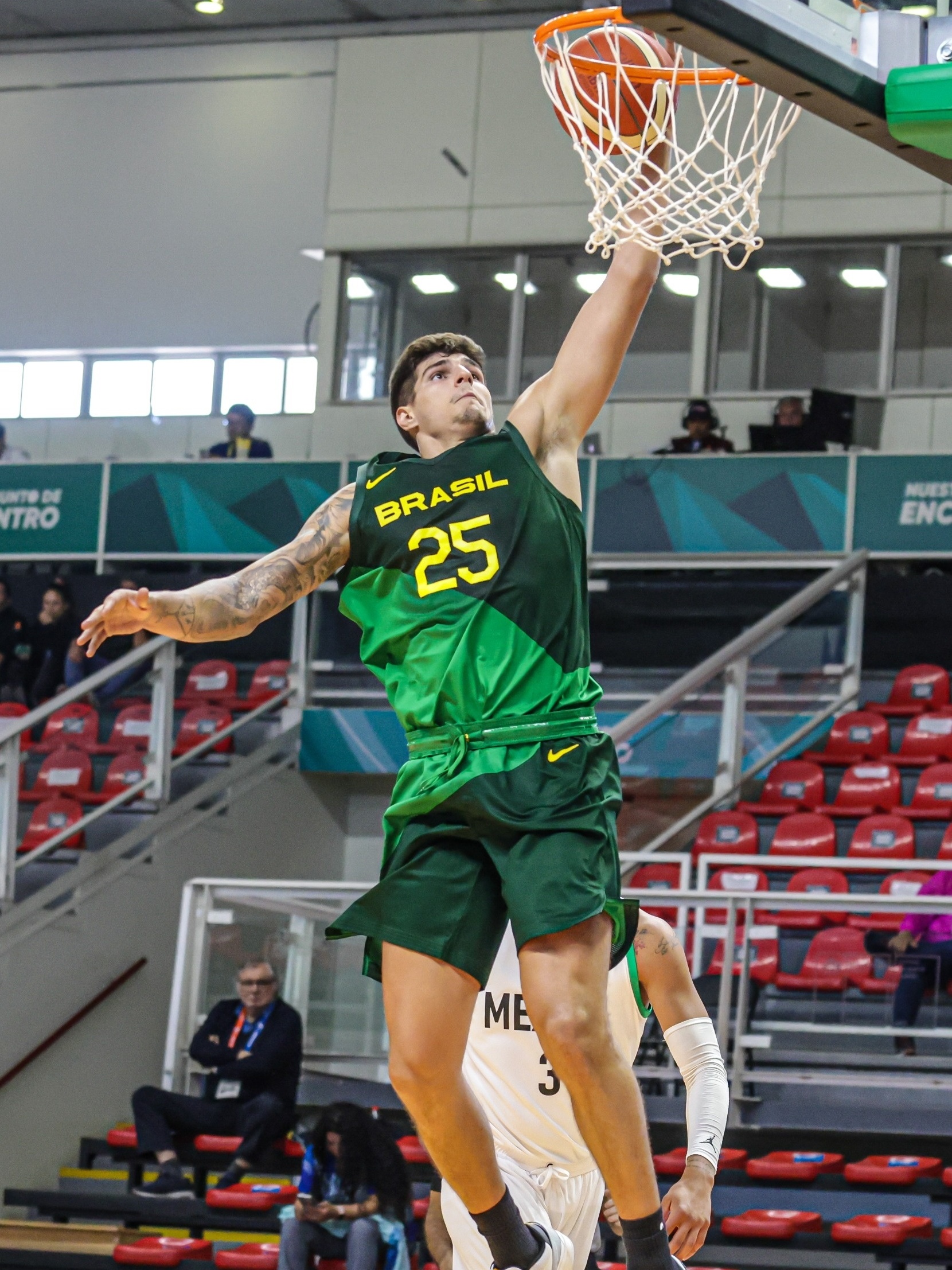 Basquete: CBB e NBB entram em pé de guerra enquanto seleção vive crise -  30/08/2022 - UOL Esporte