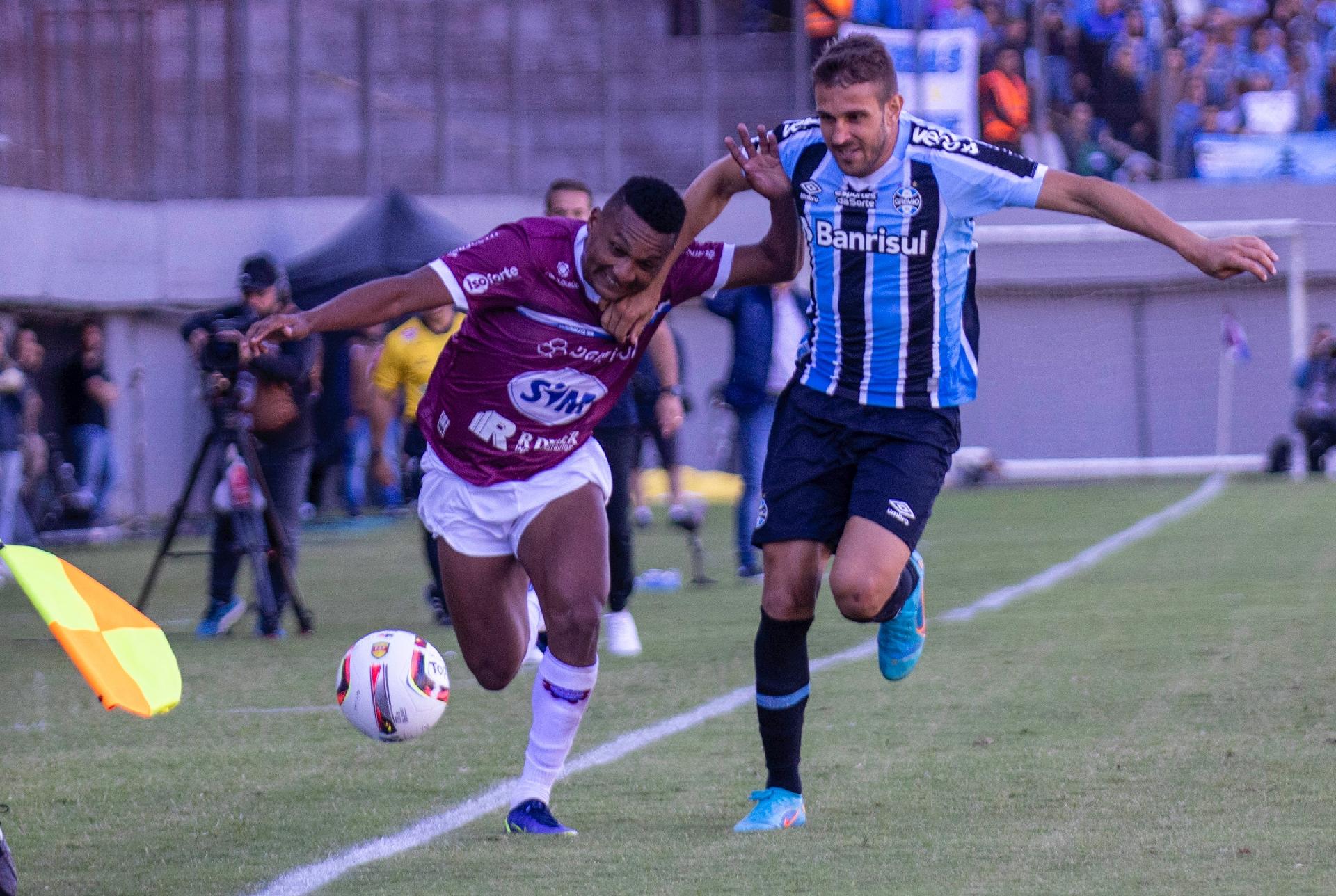 Grêmio vira sobre o Coritiba e vai para a final do Sul-Brasileiro