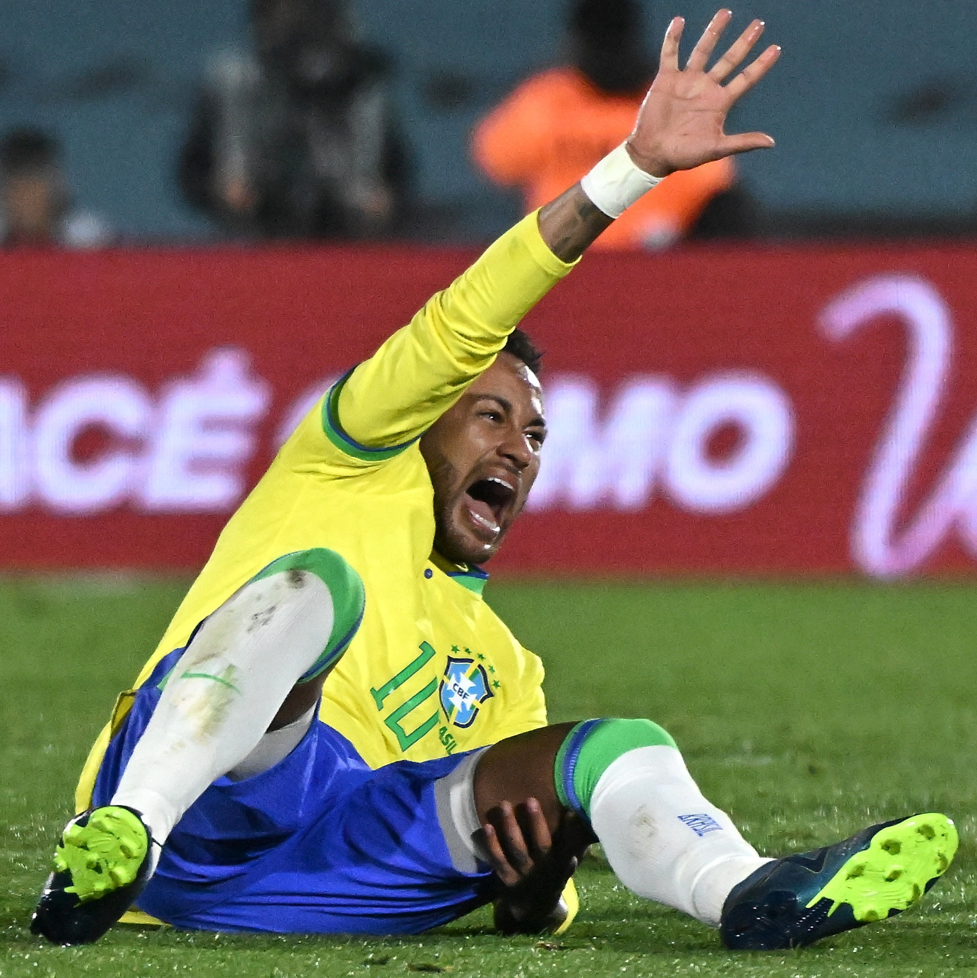 Jogador de futebol com bola em pé no joelho, jogar futebol