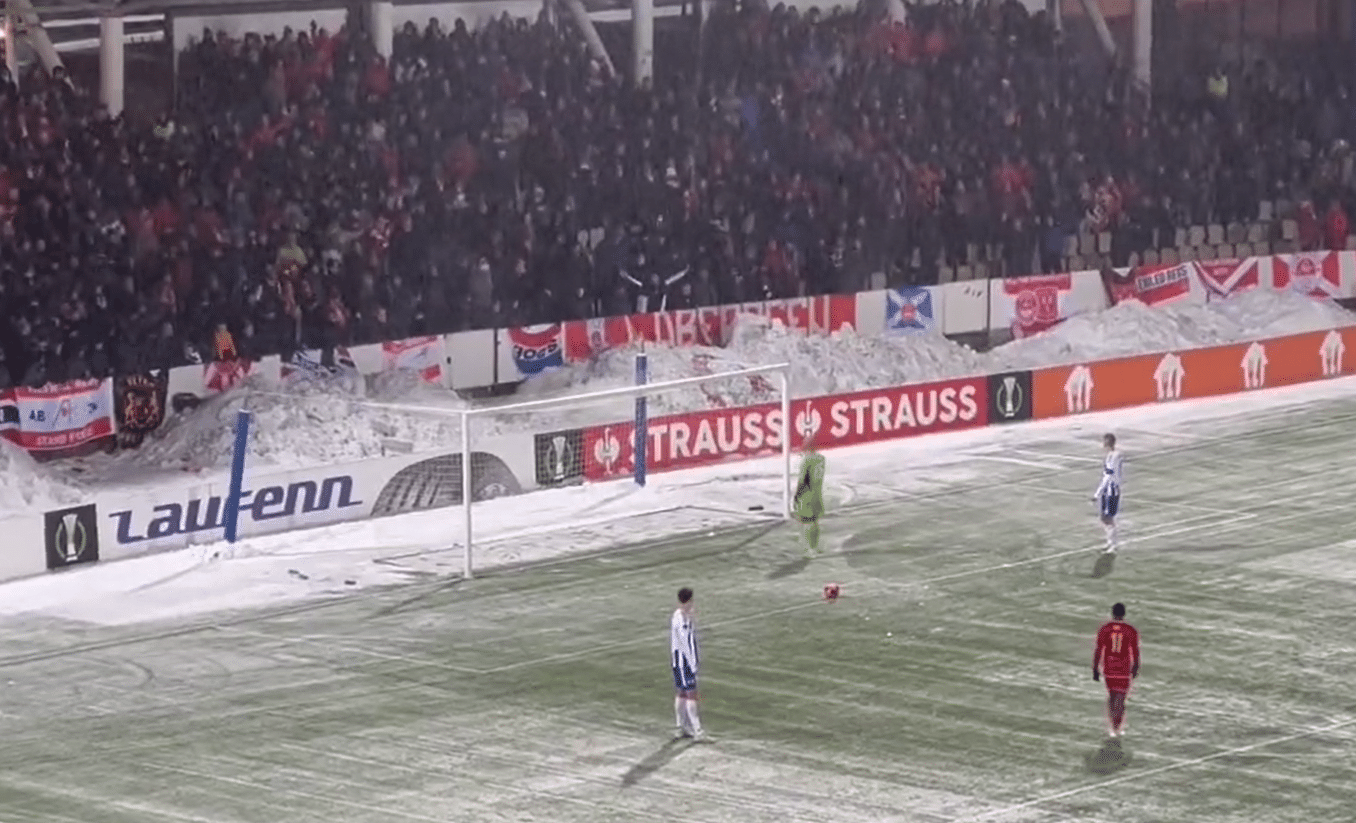 Jogo é paralisado após torcida jogar bolas de neve em goleiro