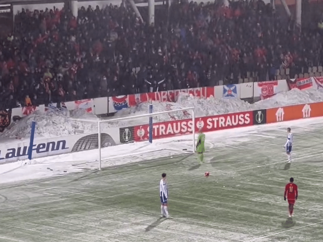 Jogo é paralisado após torcida jogar bolas de neve em goleiro