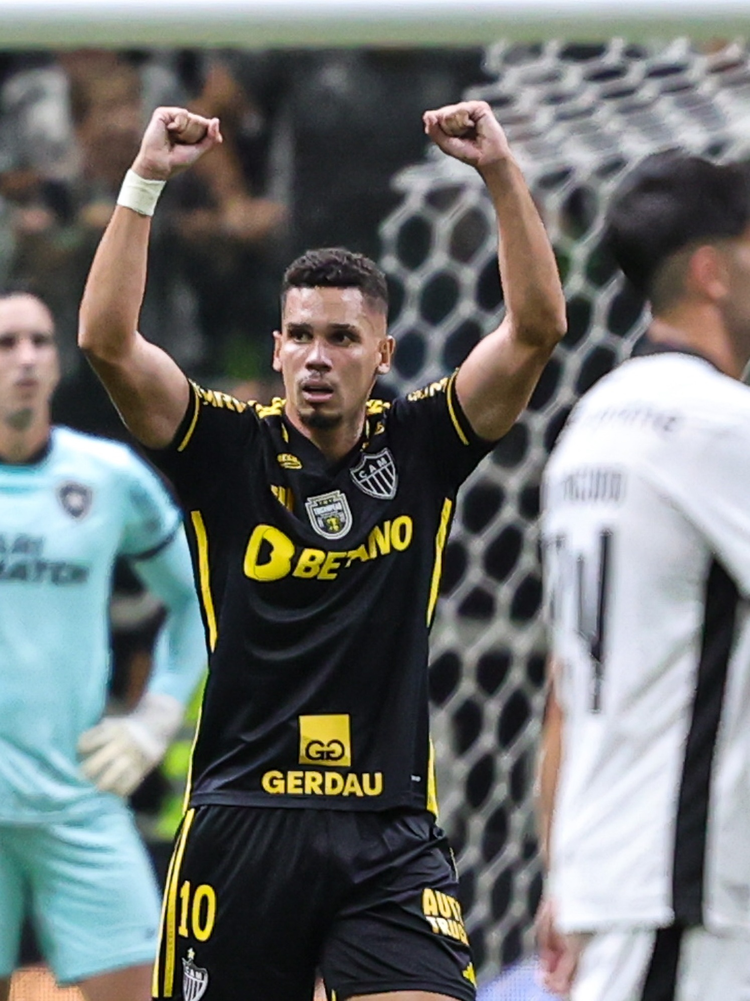 Libertadores: Paulinho decide e Atlético-MG vence para continuar vivo