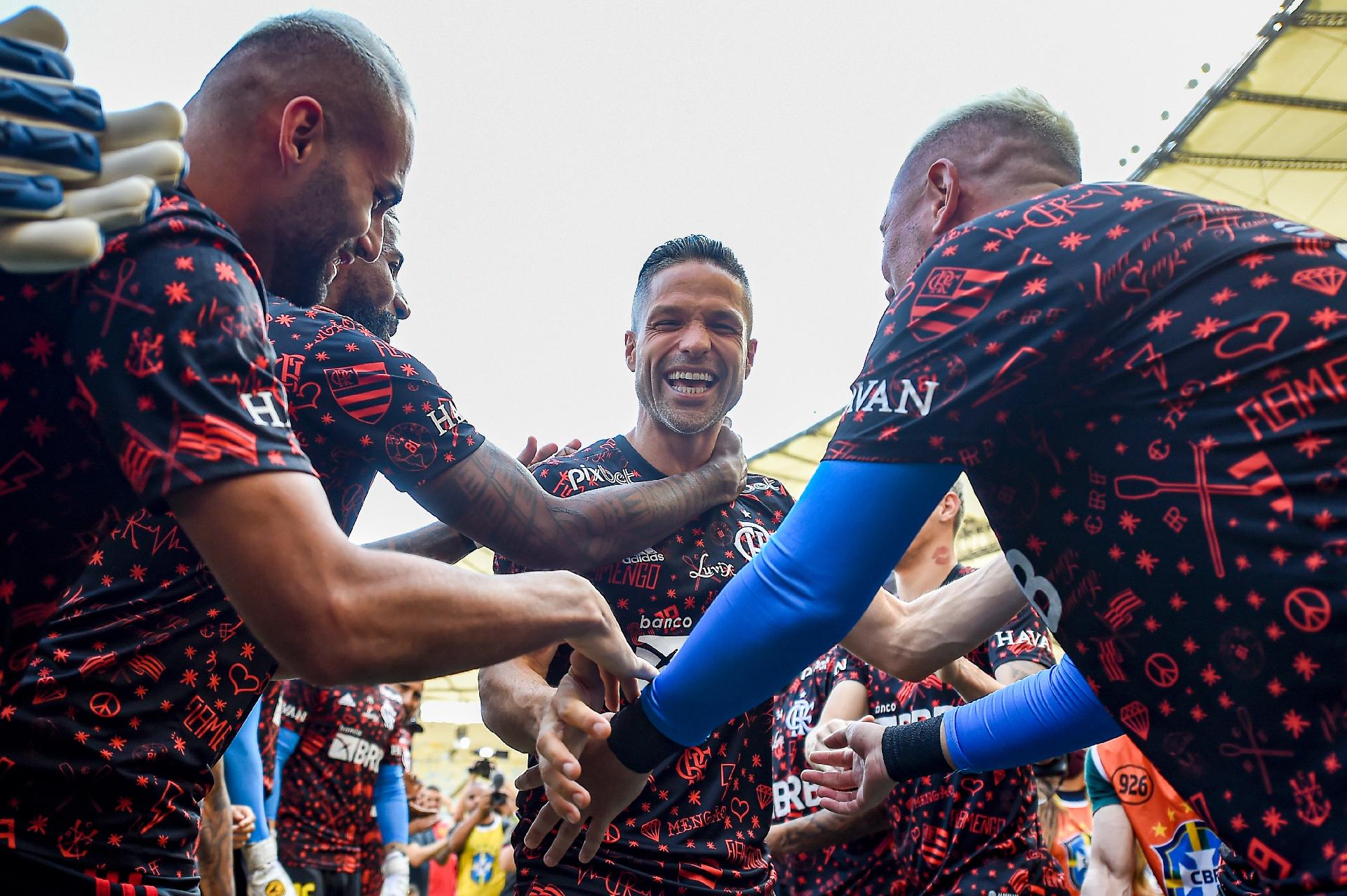 Dono do cãozinho Doze ganha ingresso para assistir jogo do Flamengo