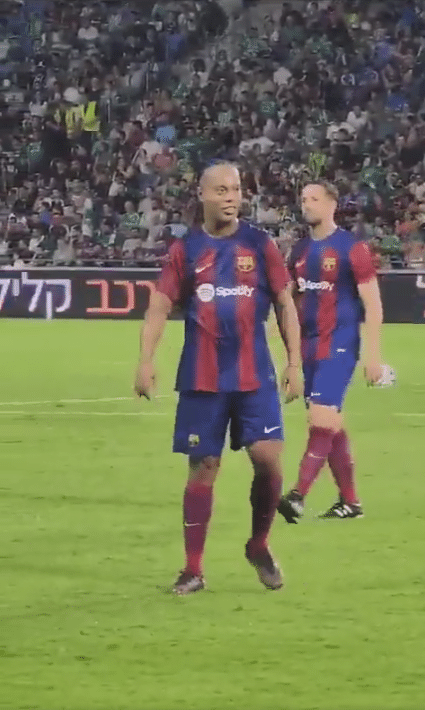 Ronaldinho Gaucho - Dribles e Gols Barcelona e + Lances