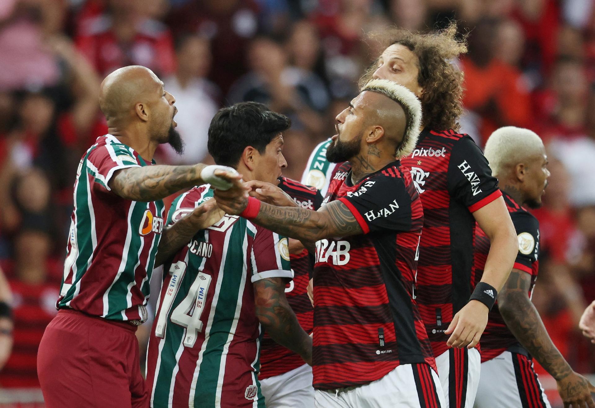 Fluminense vence o Flamengo em jogo com expulsões e confusão no fim