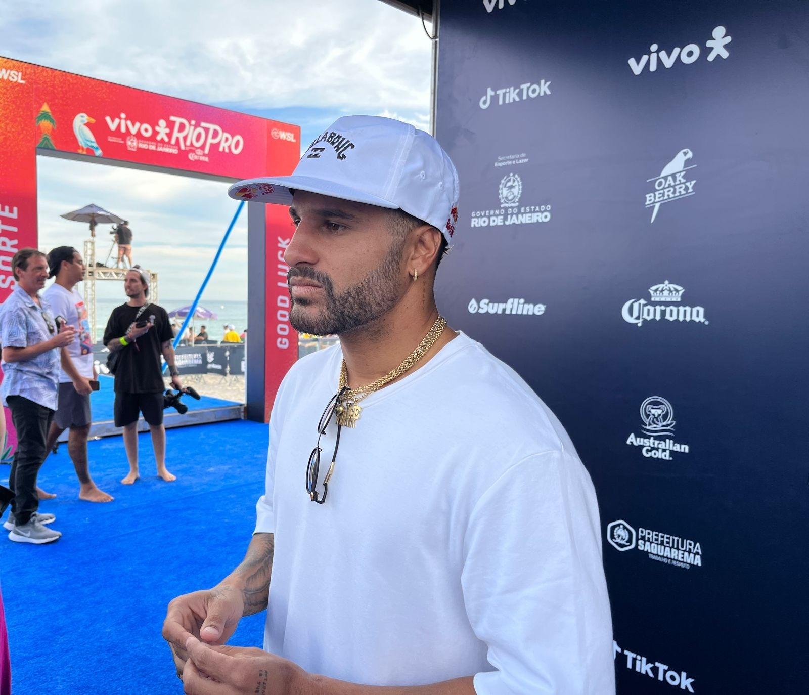 Surfe: Italo Ferreira e ator de Thor surfam juntos em piscina de ondas