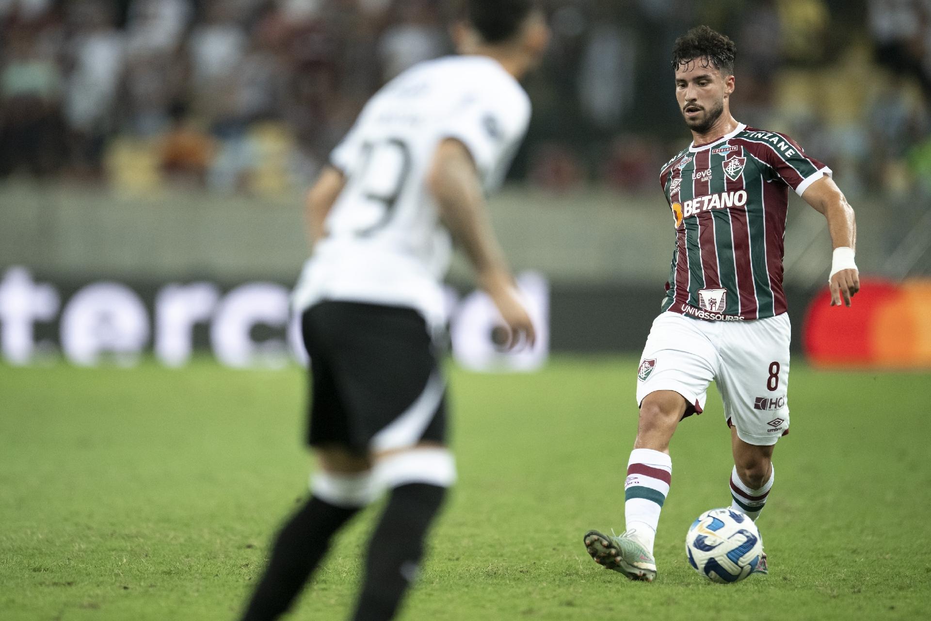 Flamengo supera retranca, vence o Olimpia e garante vantagem por