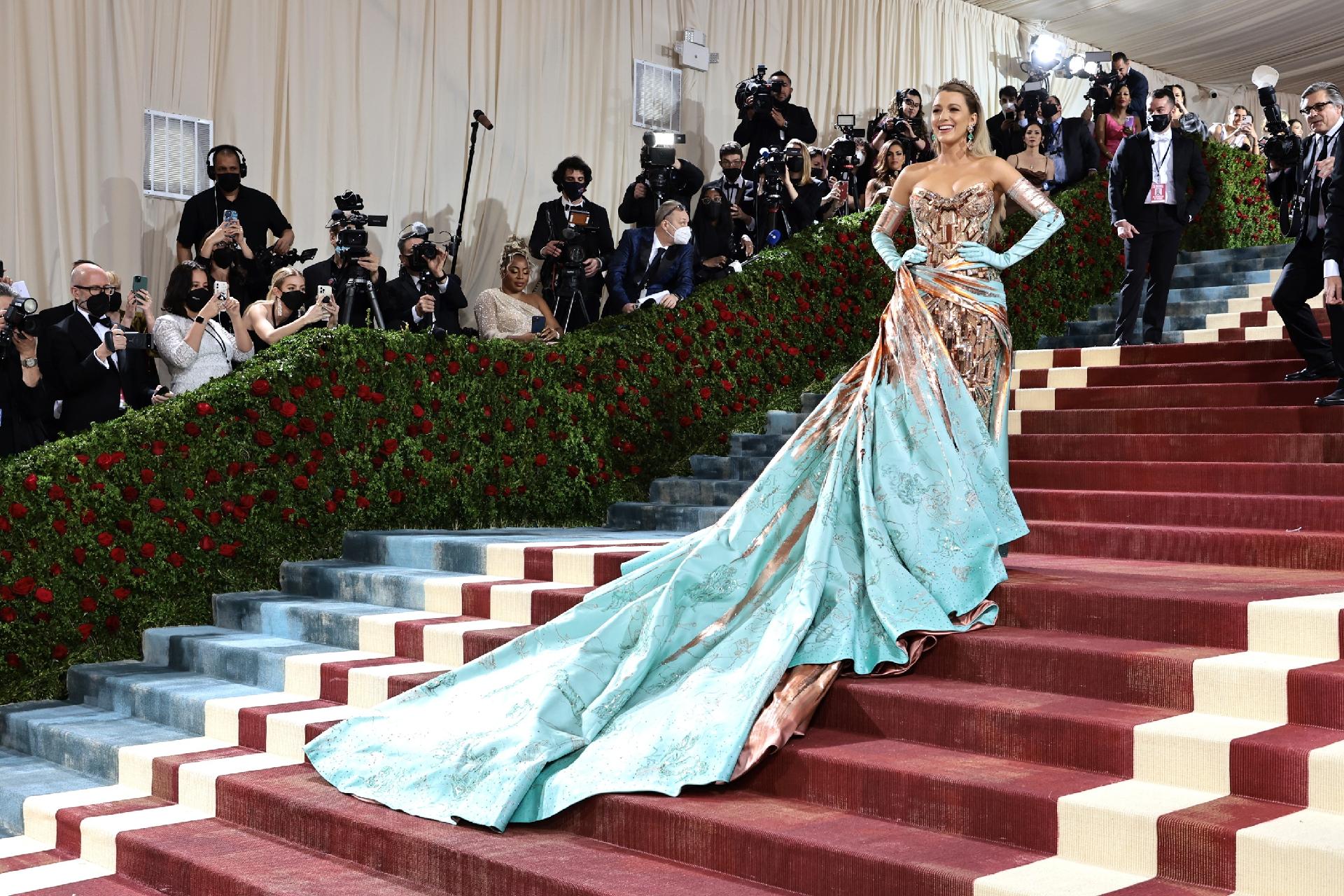 Met Gala 2022 Blake Lively Surpreende Ao Surgir Look Que Muda De