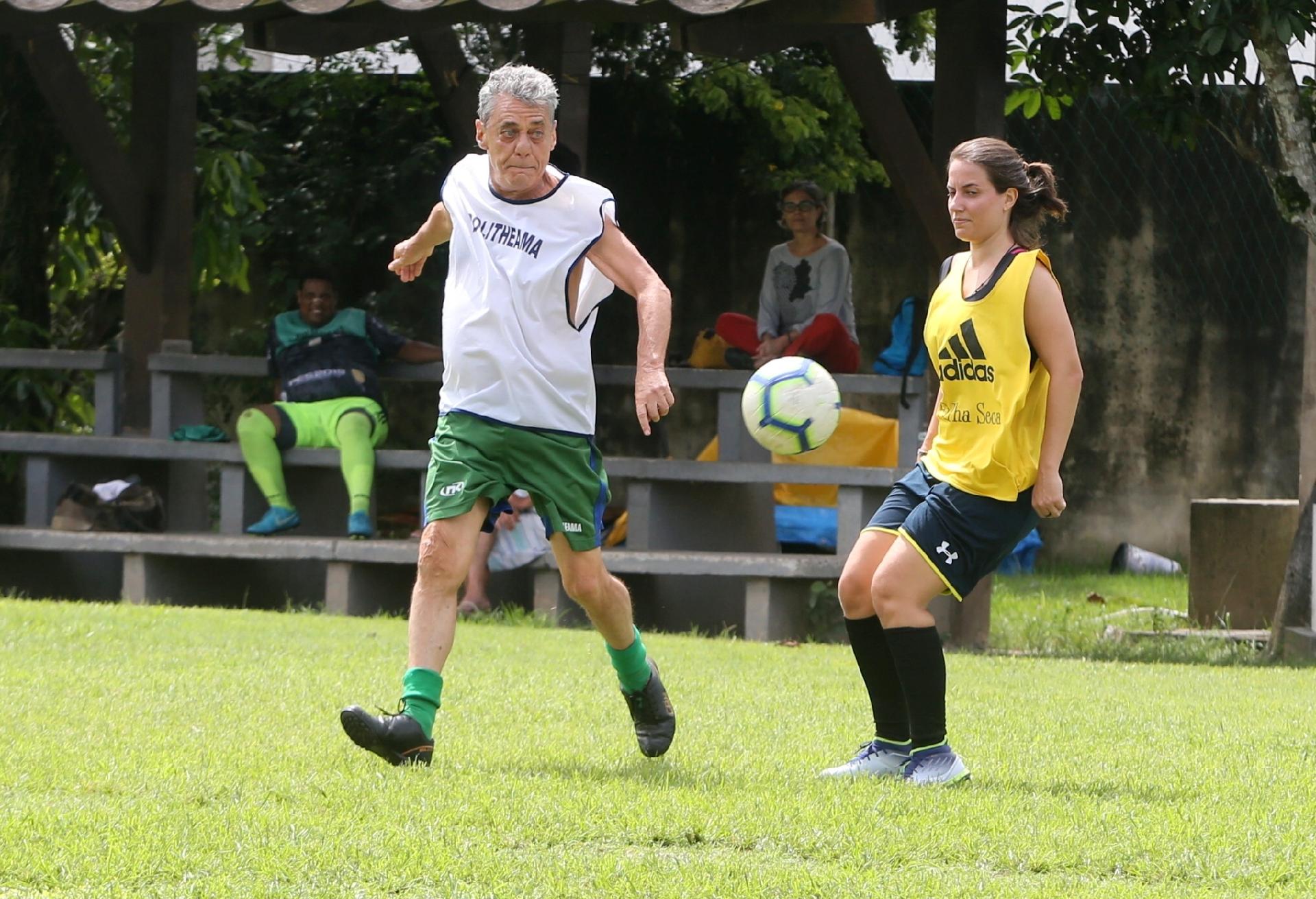 Aos 75 anos, Chico Buarque joga futebol com amigos no Rio - Quem