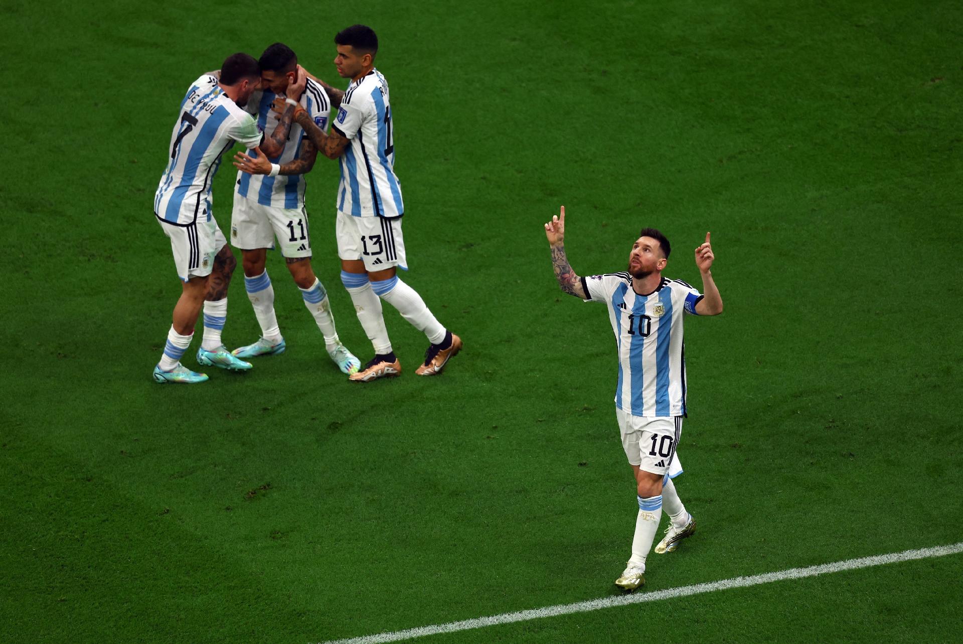 Messi é idolatrado ao final do jogo contra Reims e tira até foto
