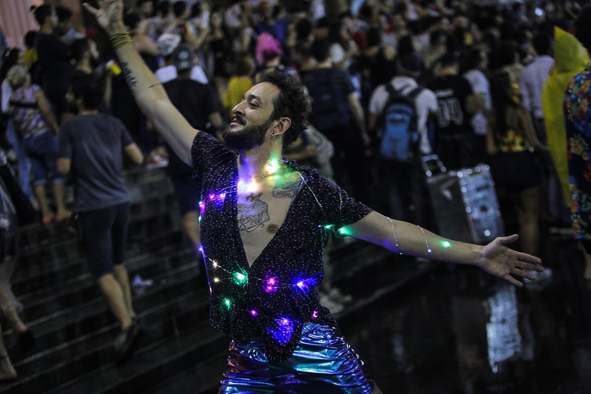 Luzes E Reflexos Fantasias - RETOEDU