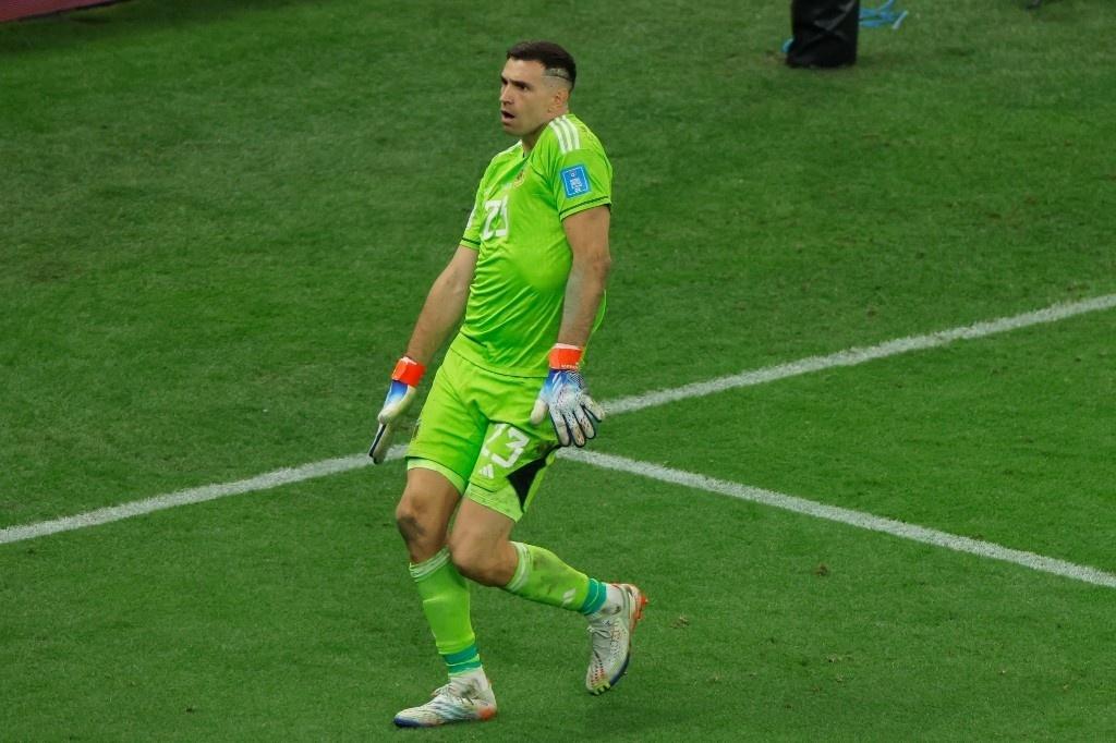 Jogadores baixam os calções durante cobrança de falta para distraírem  goleiro