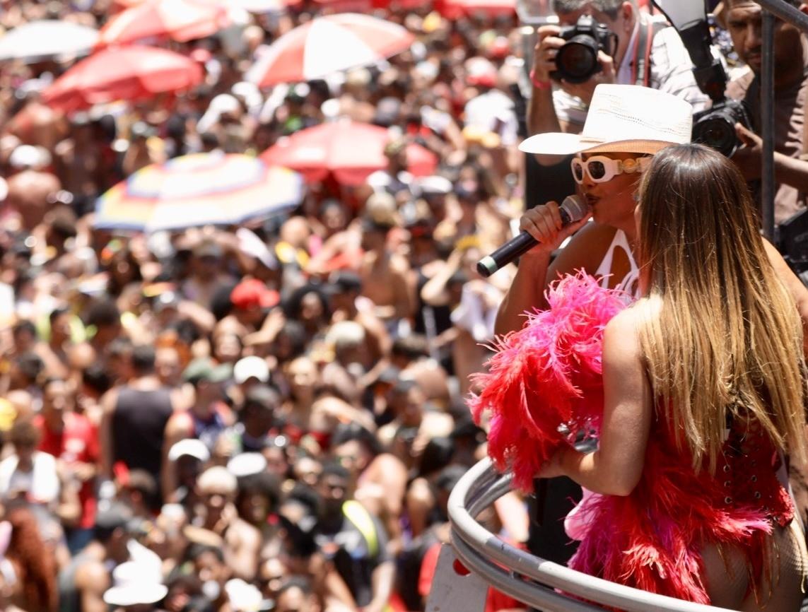 Bloco da Lexa arrastão multidão sob forte calor no Rio