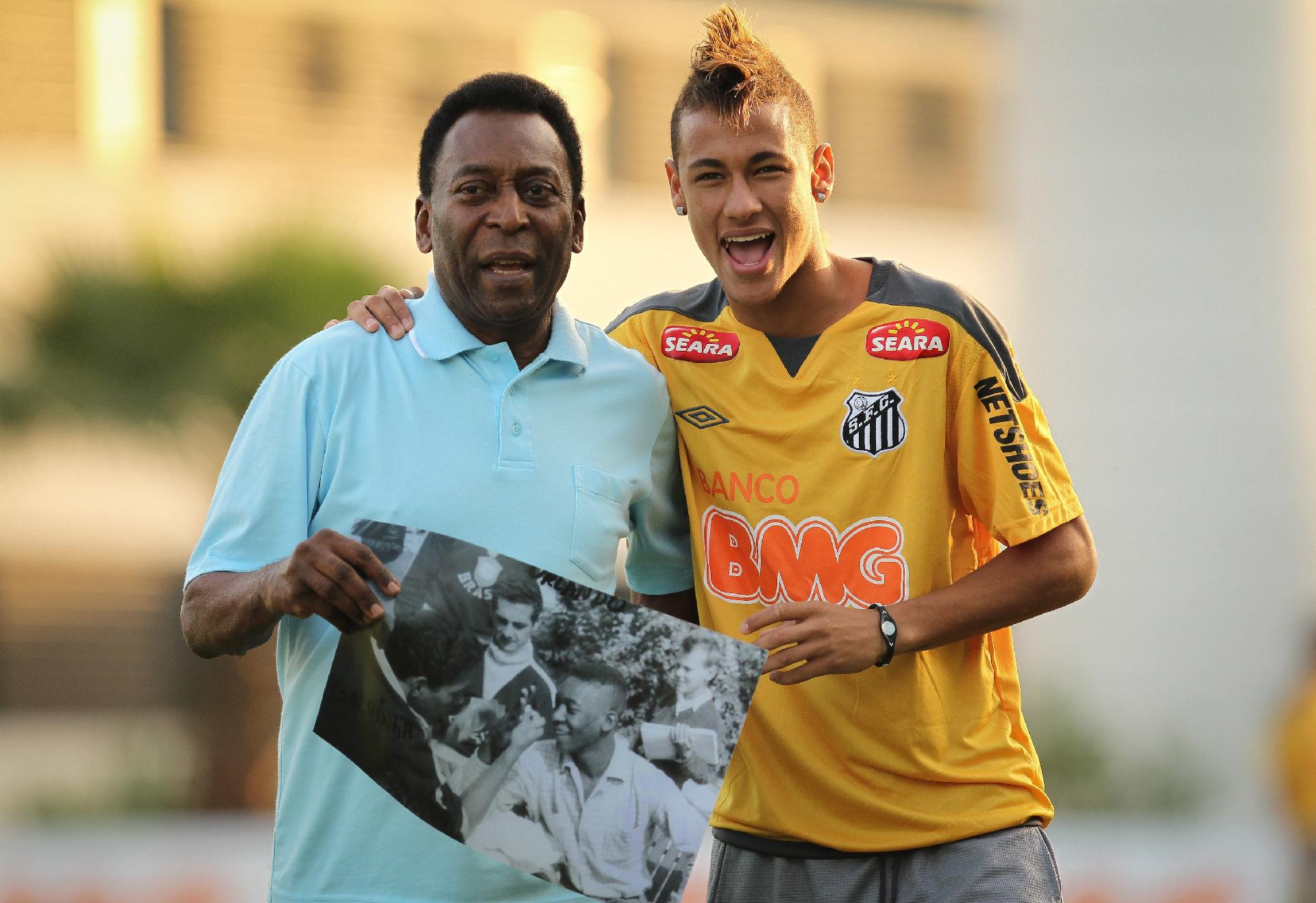 Corinthians x Cruzeiro: jogadores homenageiam Rei Pelé antes da