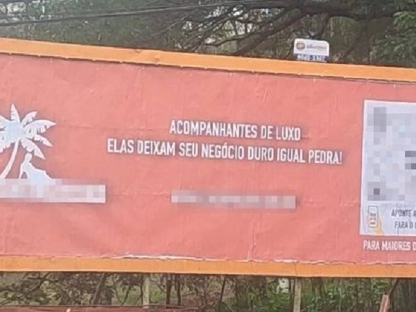 Outdoor de publicidade com jogo de futebol ao vivo