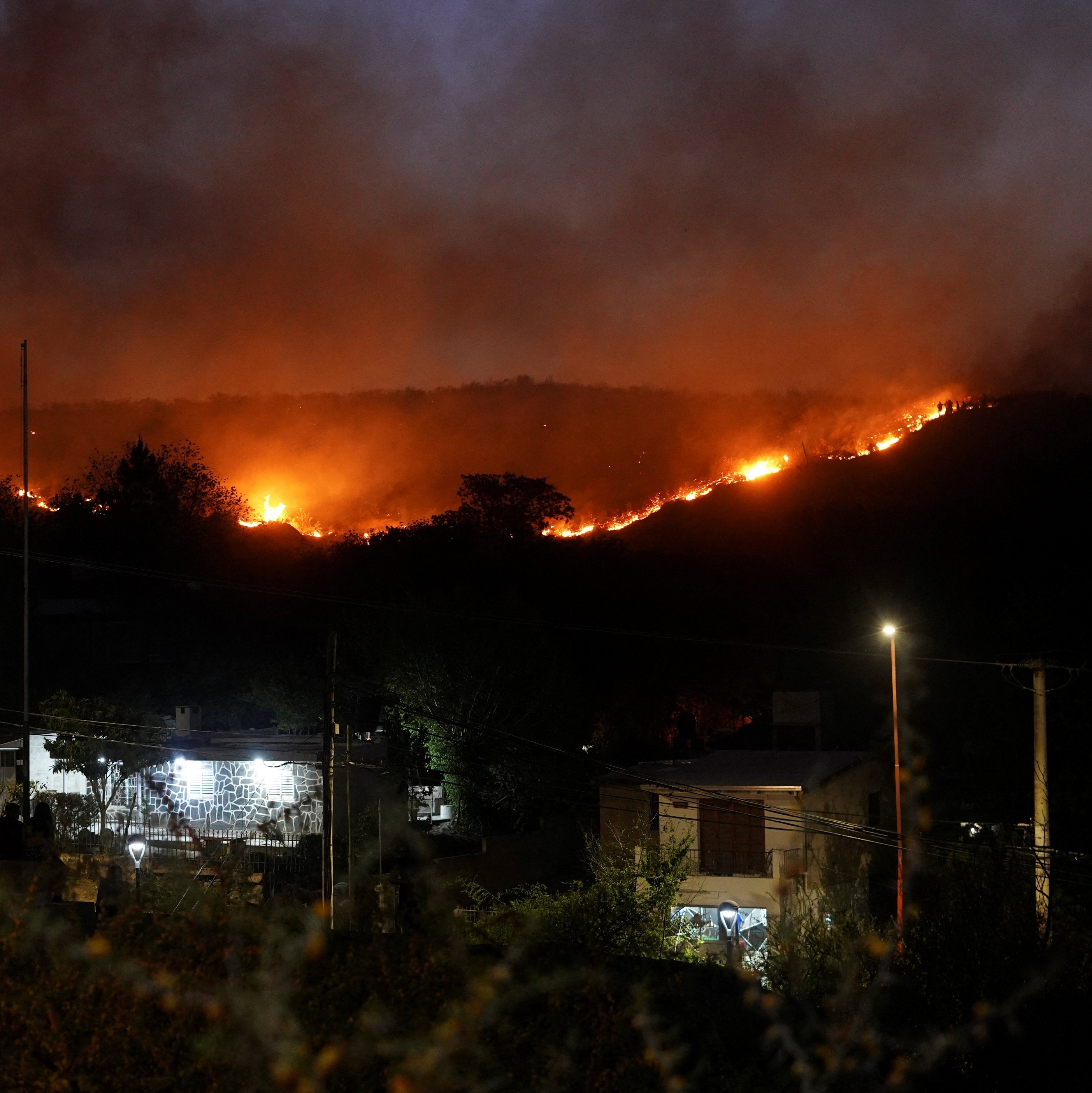 Homem acende fogueira para fazer café e causa incêndio na Argentina