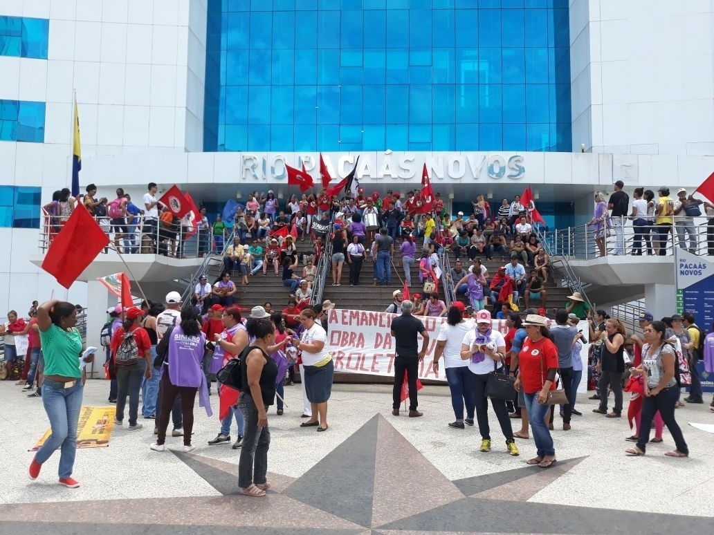 Mulheres do MST invadem parque gráfico do jornal O Globo no Rio 08 03