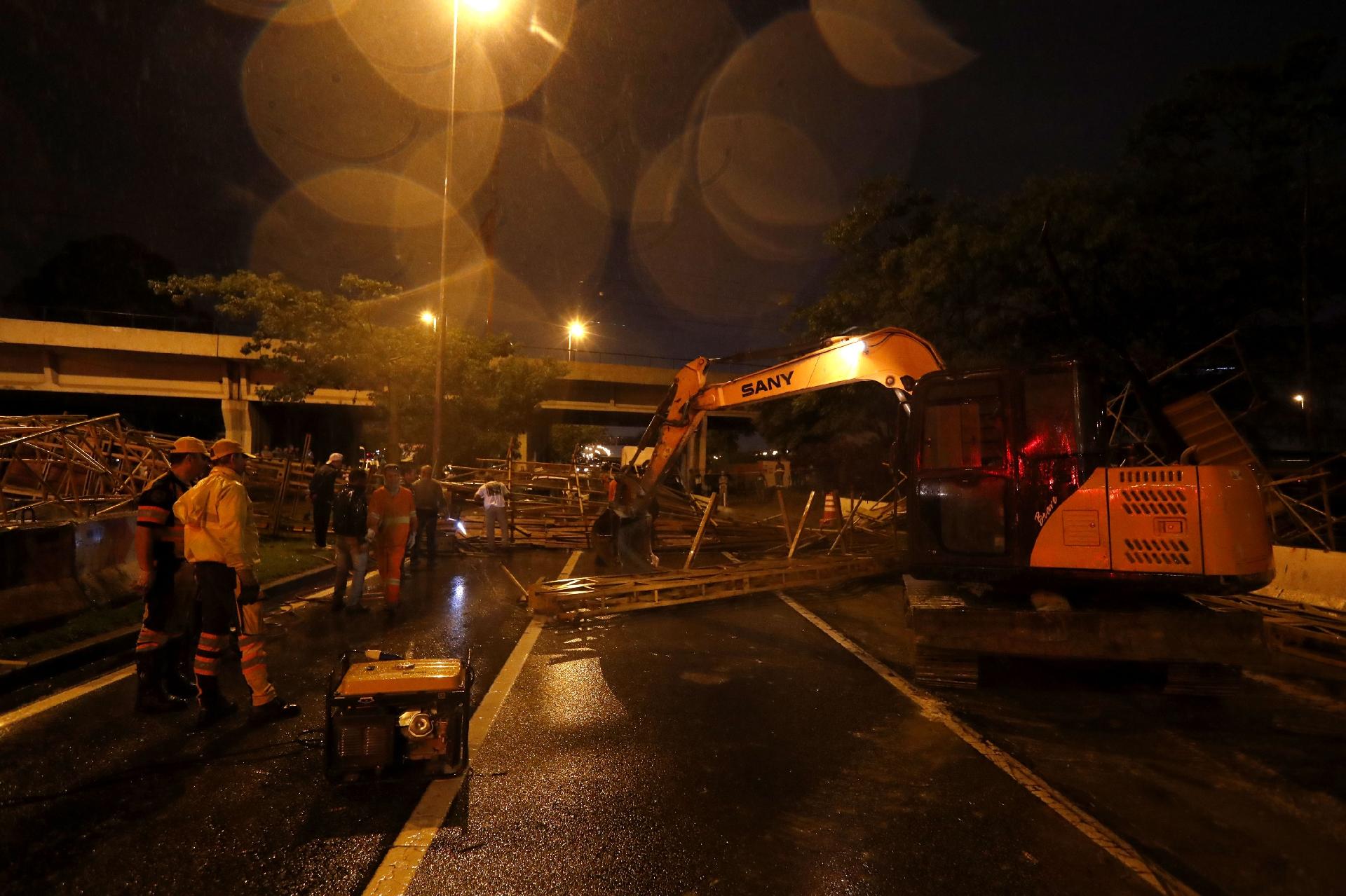 Passarela Da Marginal Tiet Desaba E Atinge Ve Culos Em S O Paulo