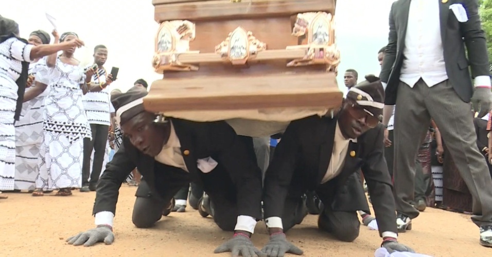 Resultado de imagem para Os carregadores de caixão dançarinos que alegram funerais em Gana...