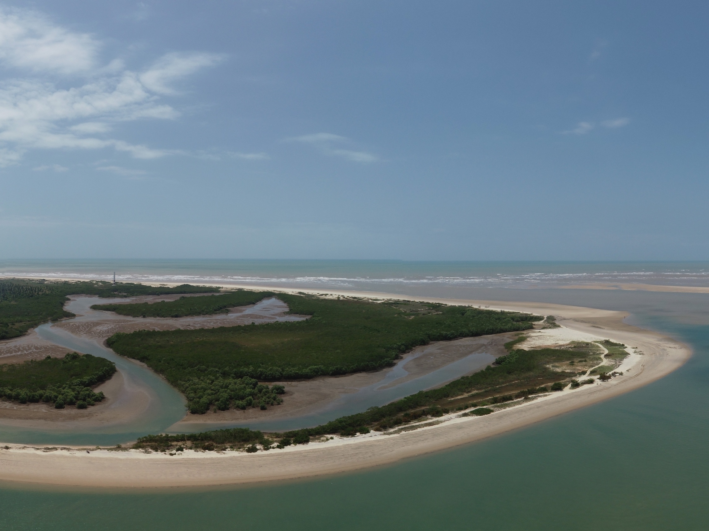 Praia da elite de Aracaju encolhe 10 m ao ano e deve sumir do mapa