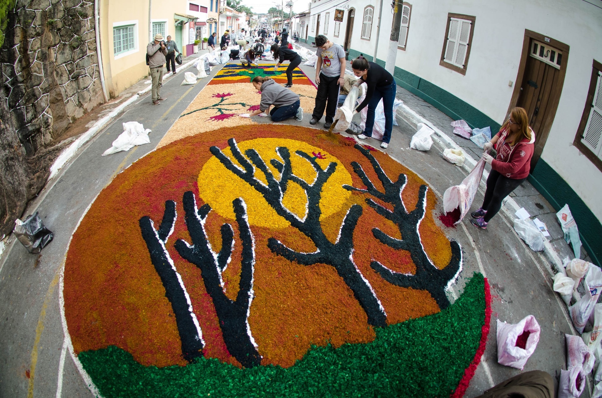 Fotos Católicos confeccionam tapetes de rua para celebrar Corpus Christi 15/06/2017 UOL