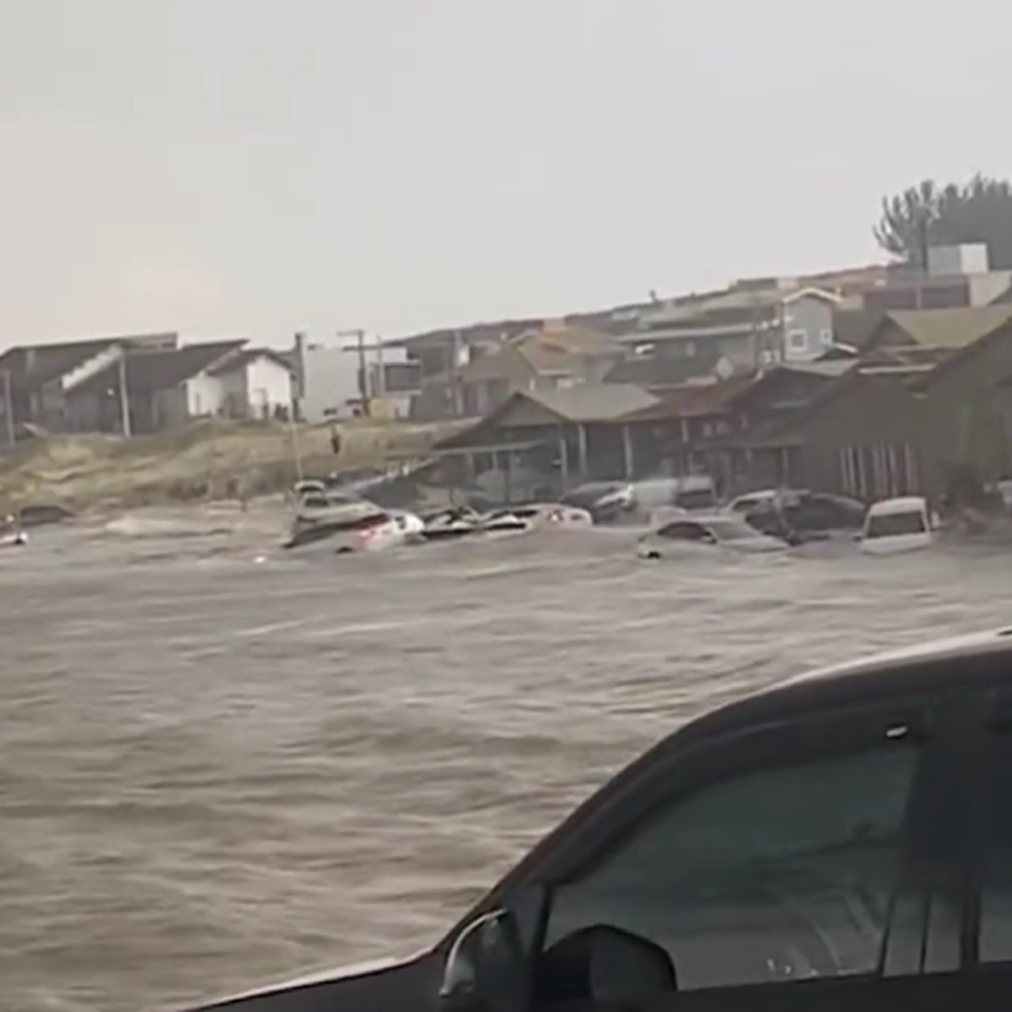 Chuva, garoa, vento, queda de temperatura e ainda enchente