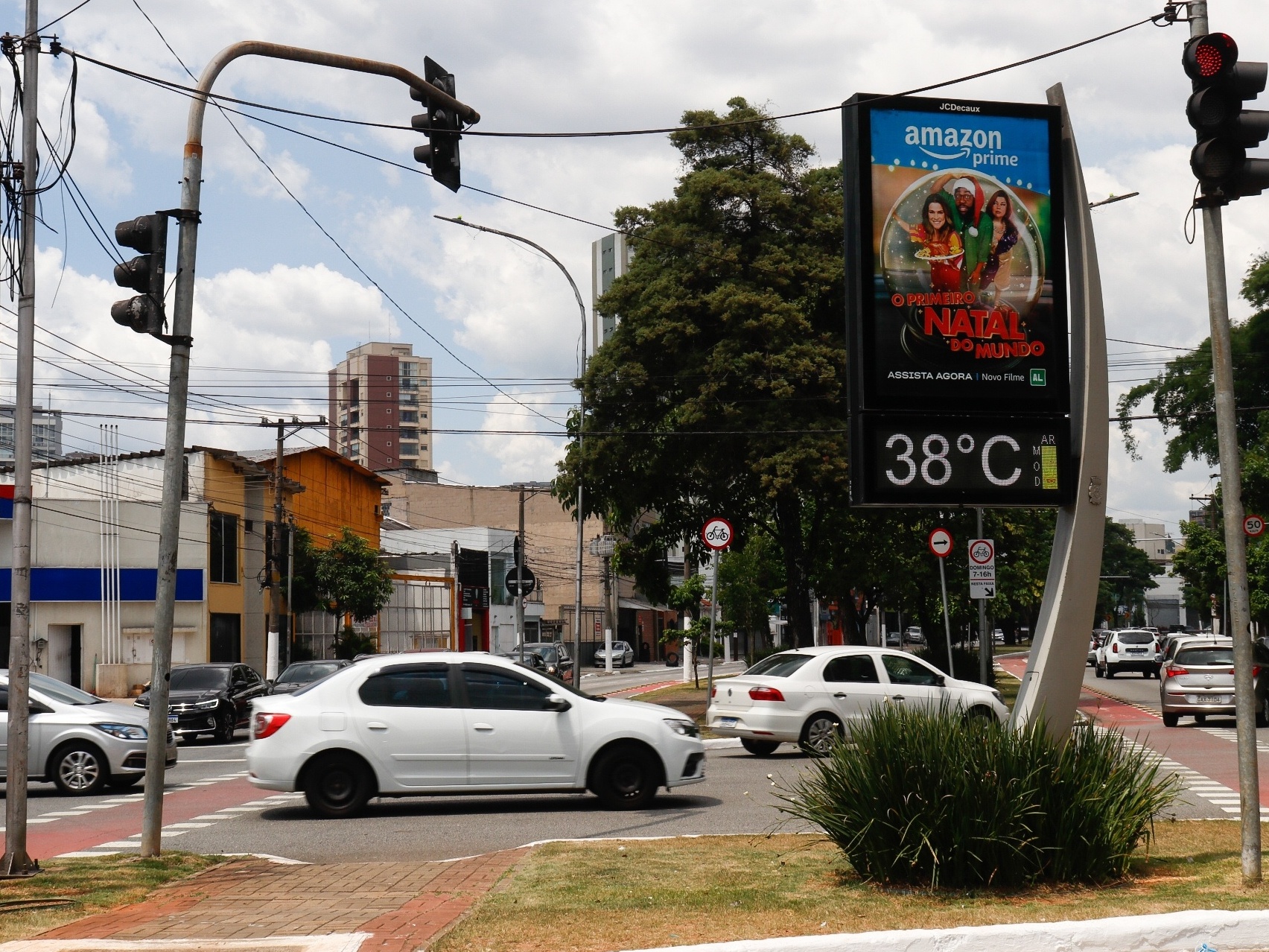 Será que tá muito tarde pra jogar bola na rua?