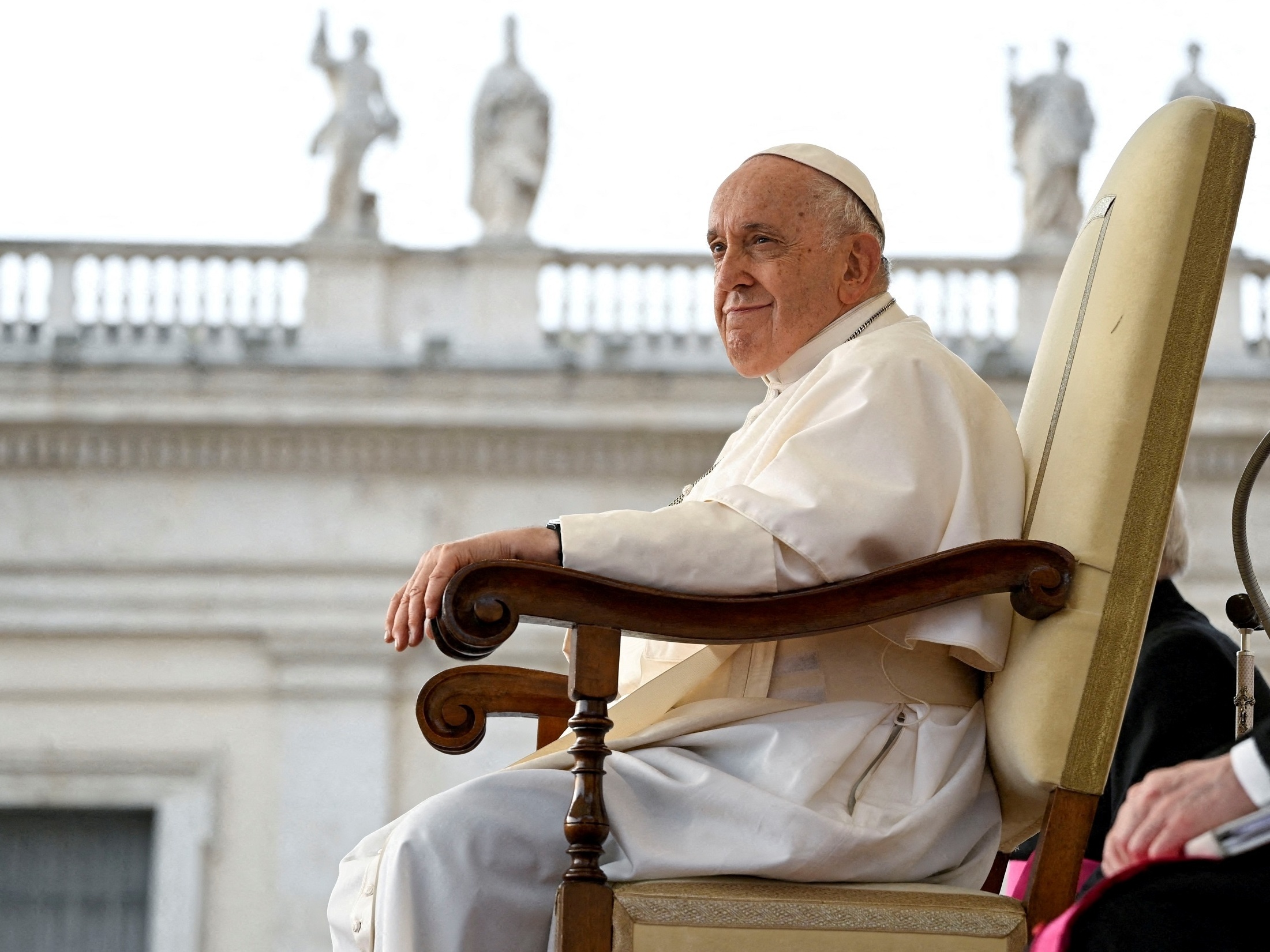 Papa Francisco destitui bispo crítico ao acolhimento católico à